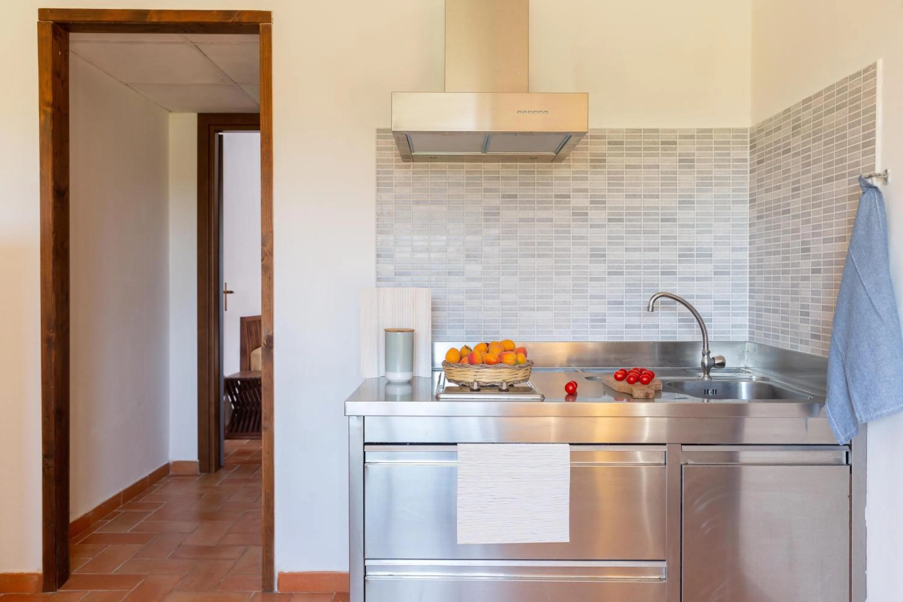 Photo of the whole room in Gitavillage California