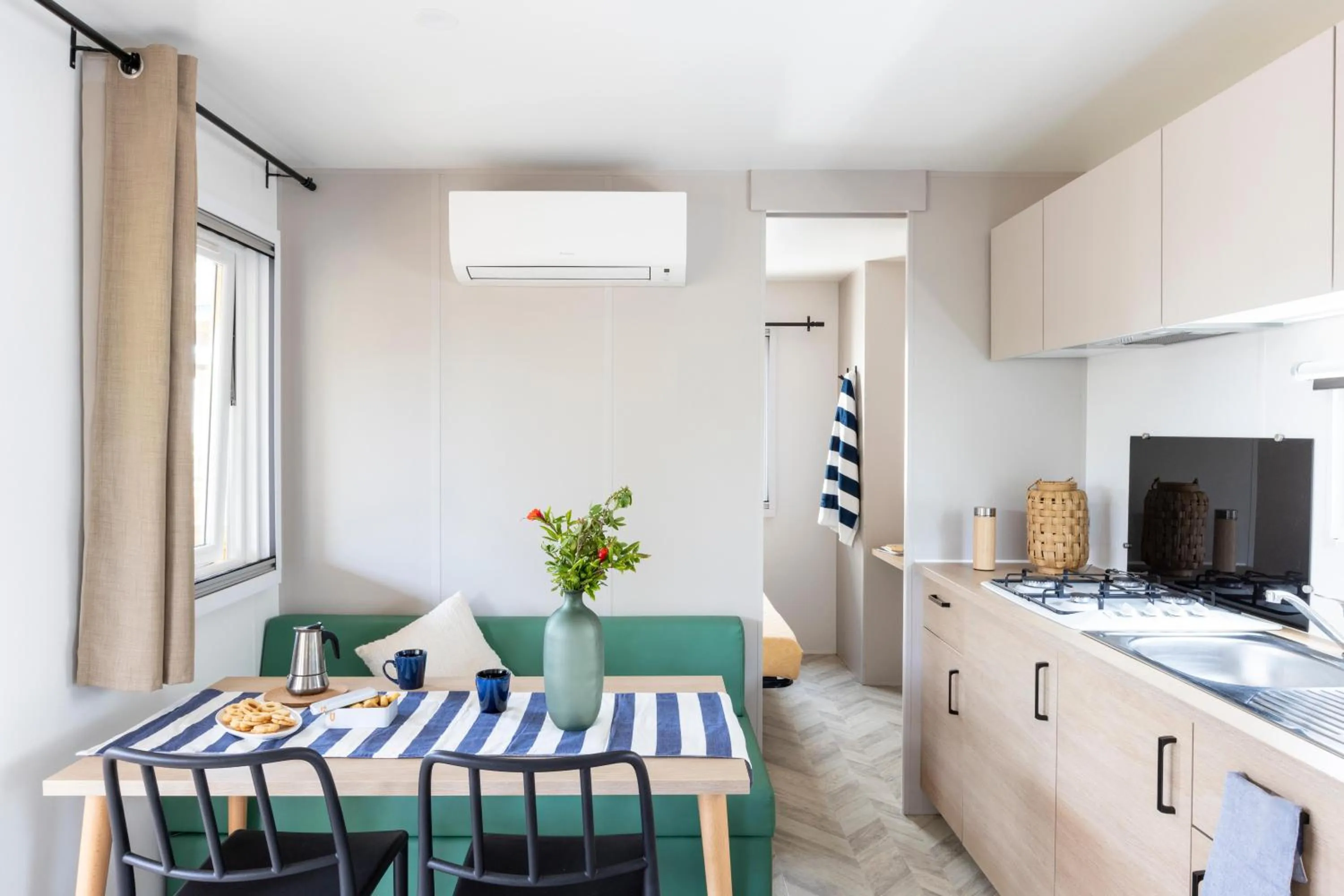 Photo of the whole room in Gitavillage California