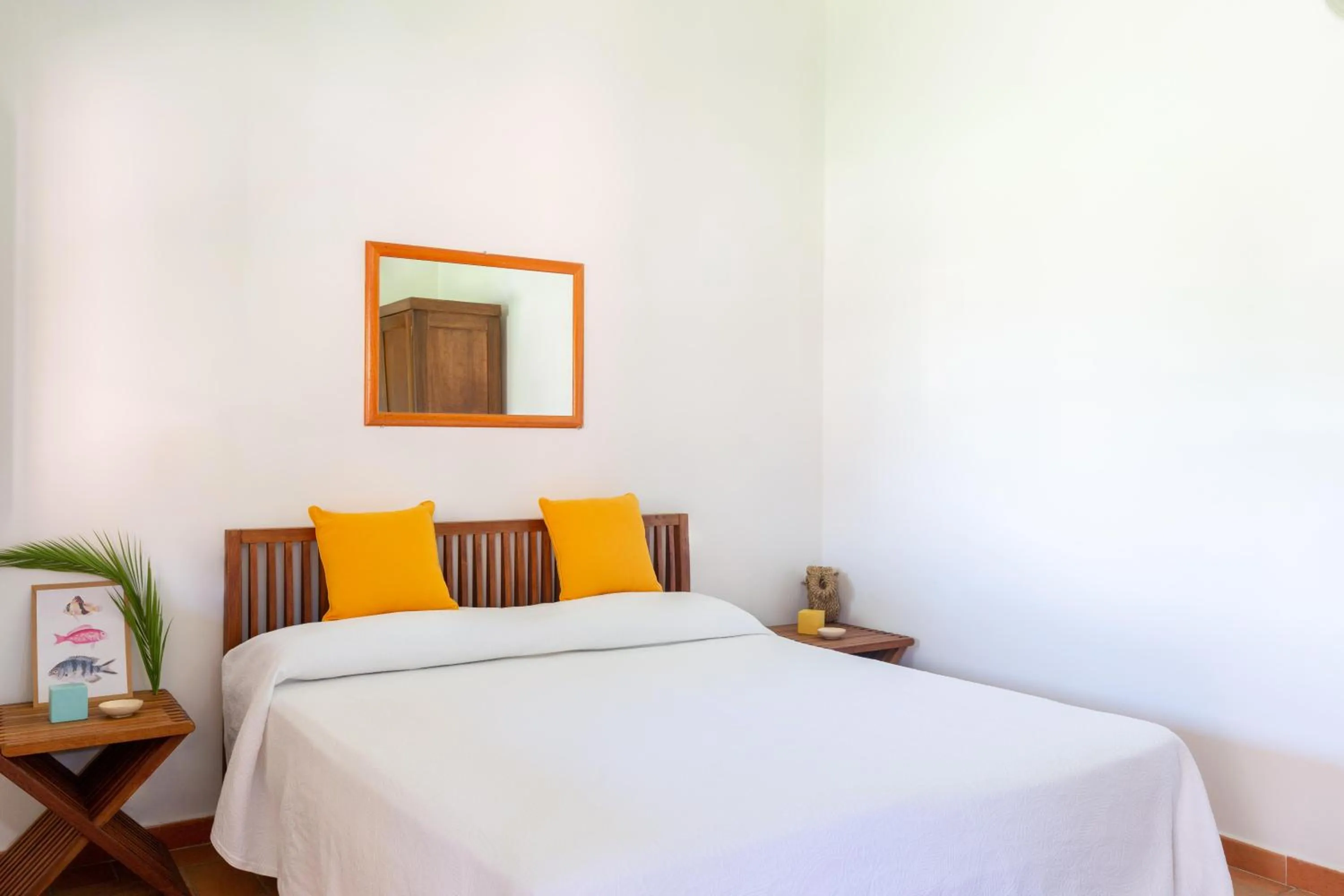 Photo of the whole room, Bed in Gitavillage California