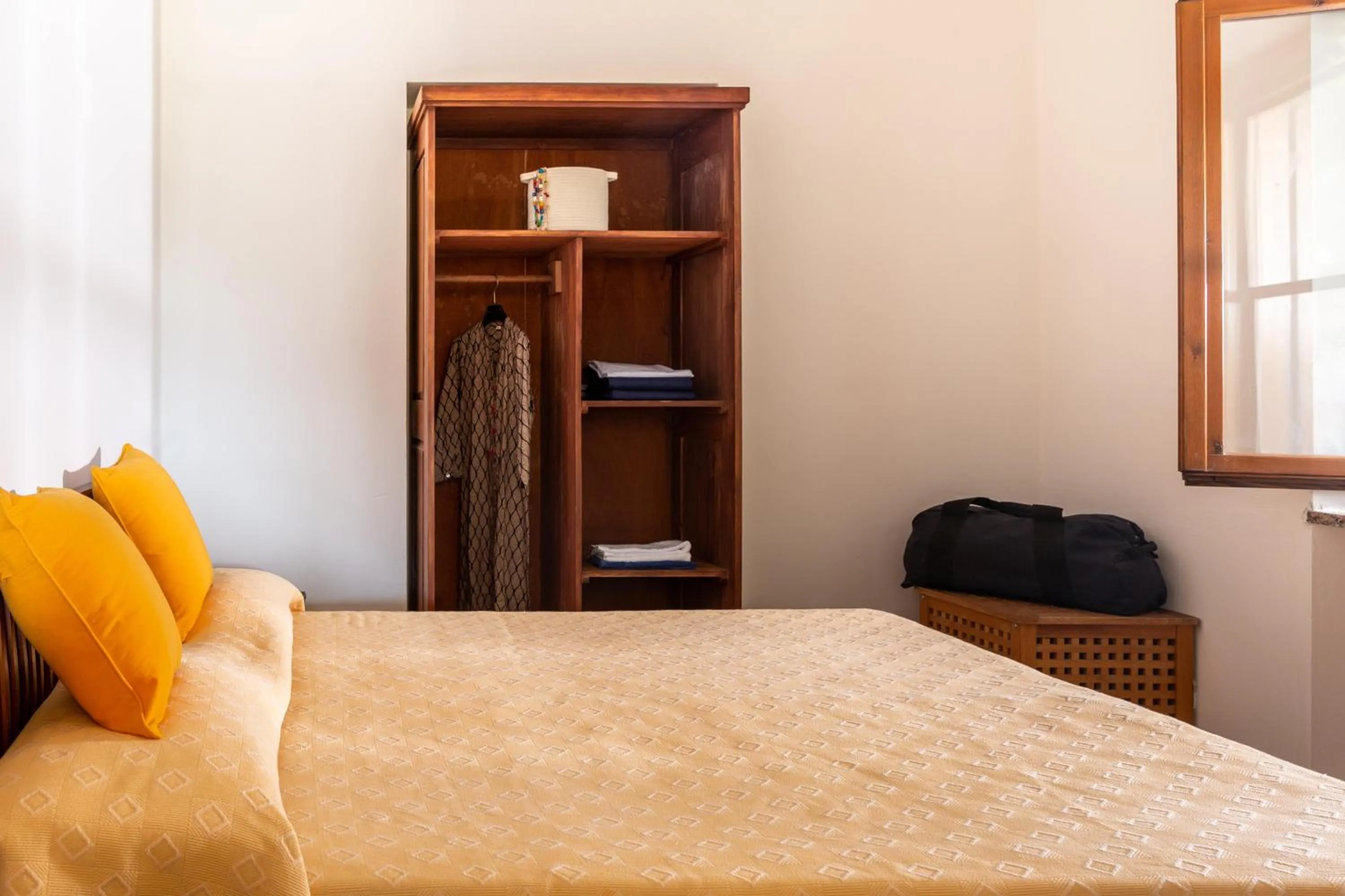 Photo of the whole room, Bed in Gitavillage California