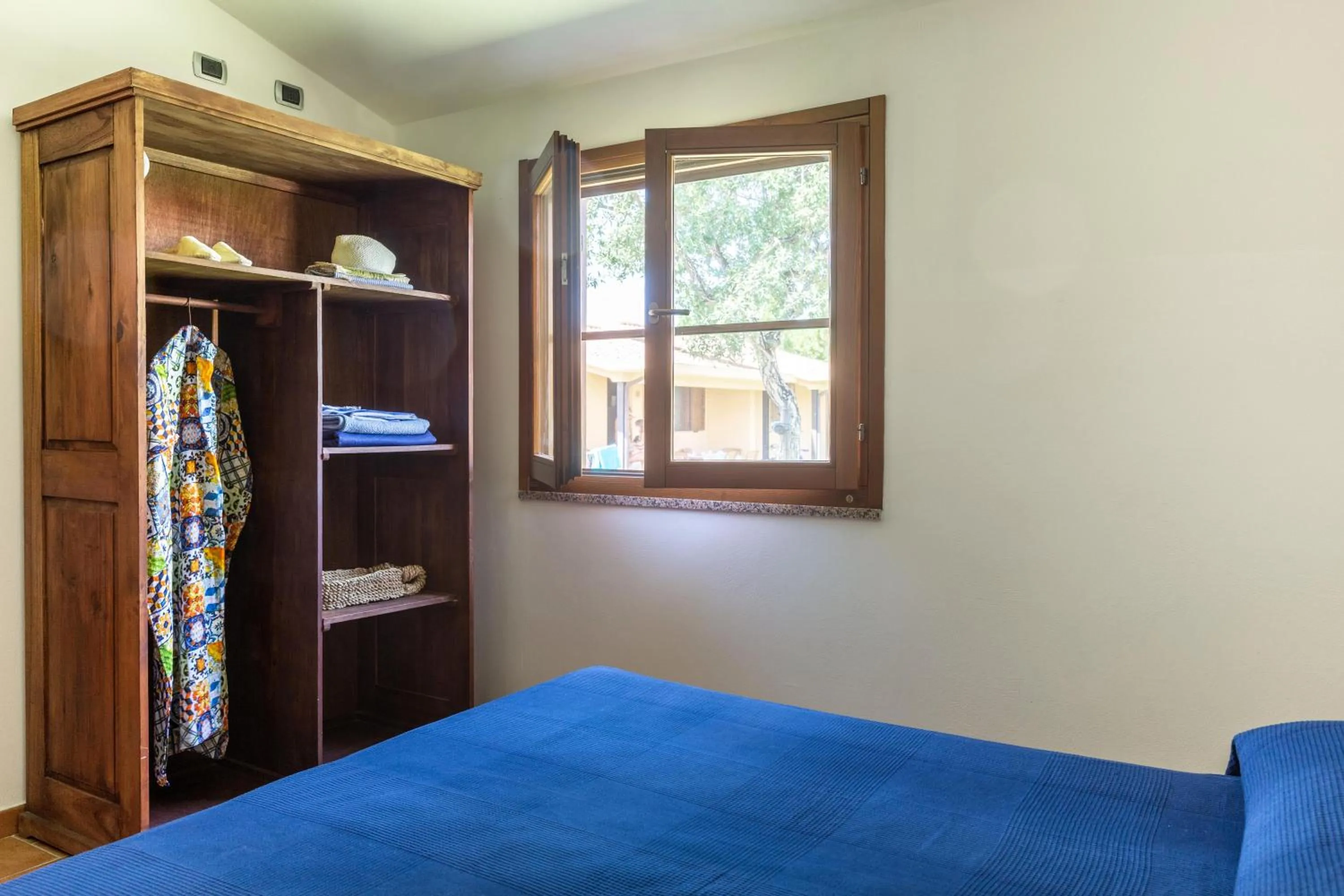 Photo of the whole room, Bed in Gitavillage California