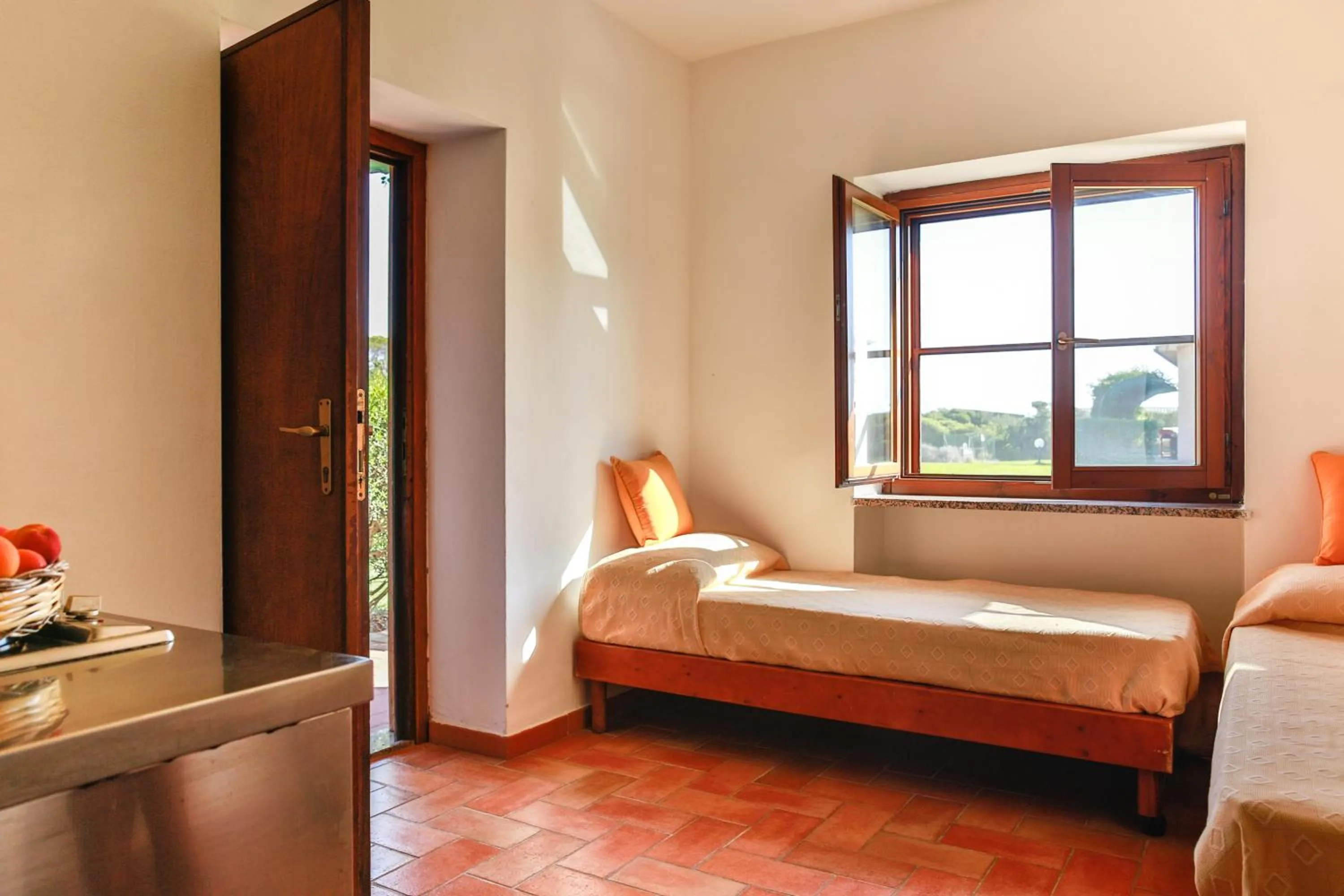 Photo of the whole room, Bed in Gitavillage California