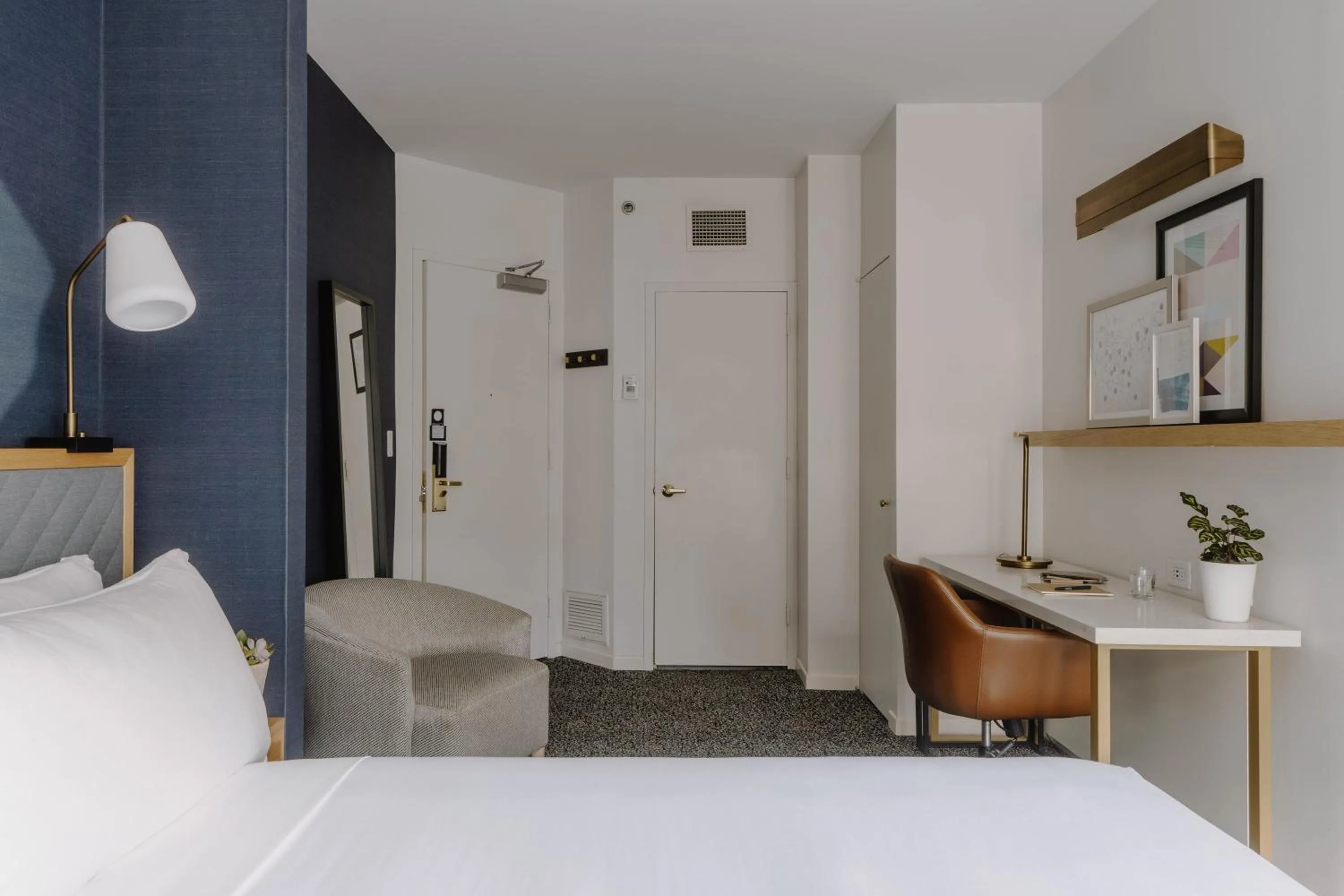 Bedroom, Bed in Club Quarters Hotel White House, Washington DC