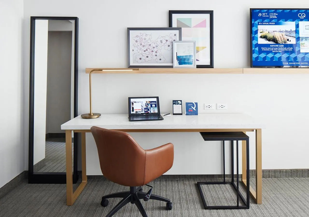 Bed, TV/Entertainment Center in Radisson Hotel New York Wall Street