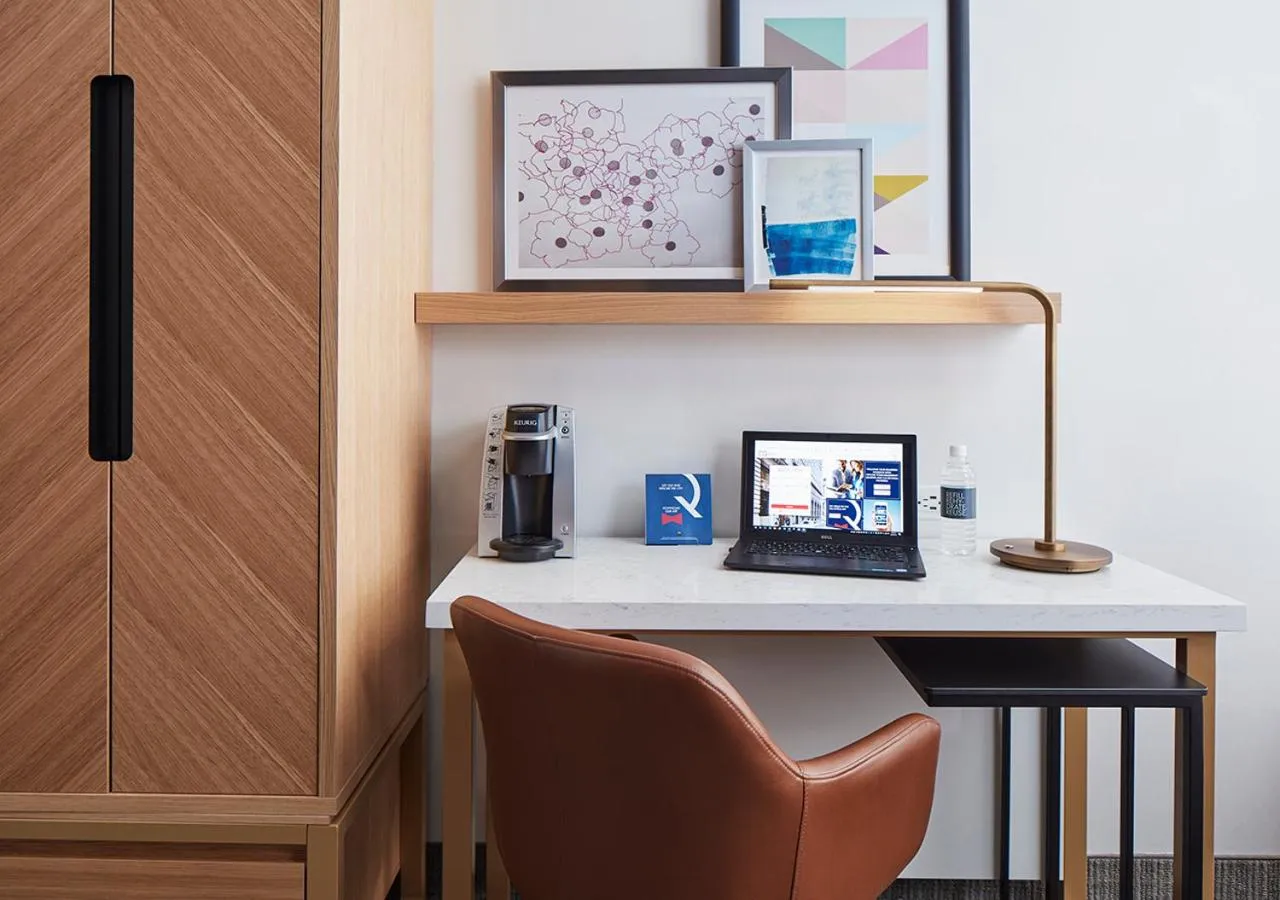 Bed, TV/Entertainment Center in Radisson Hotel New York Wall Street