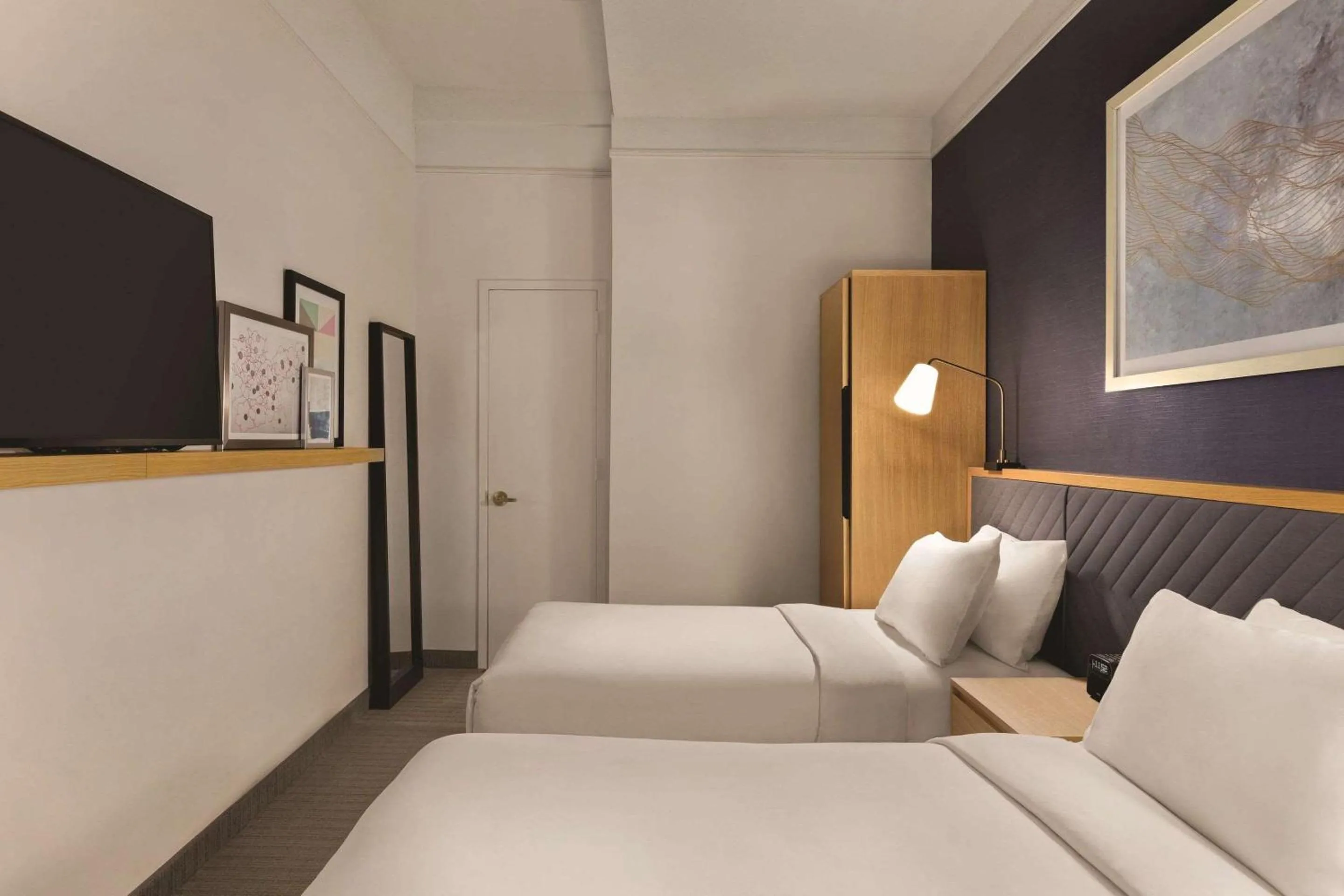 Bedroom, TV/Entertainment Center in Radisson Hotel New York Wall Street