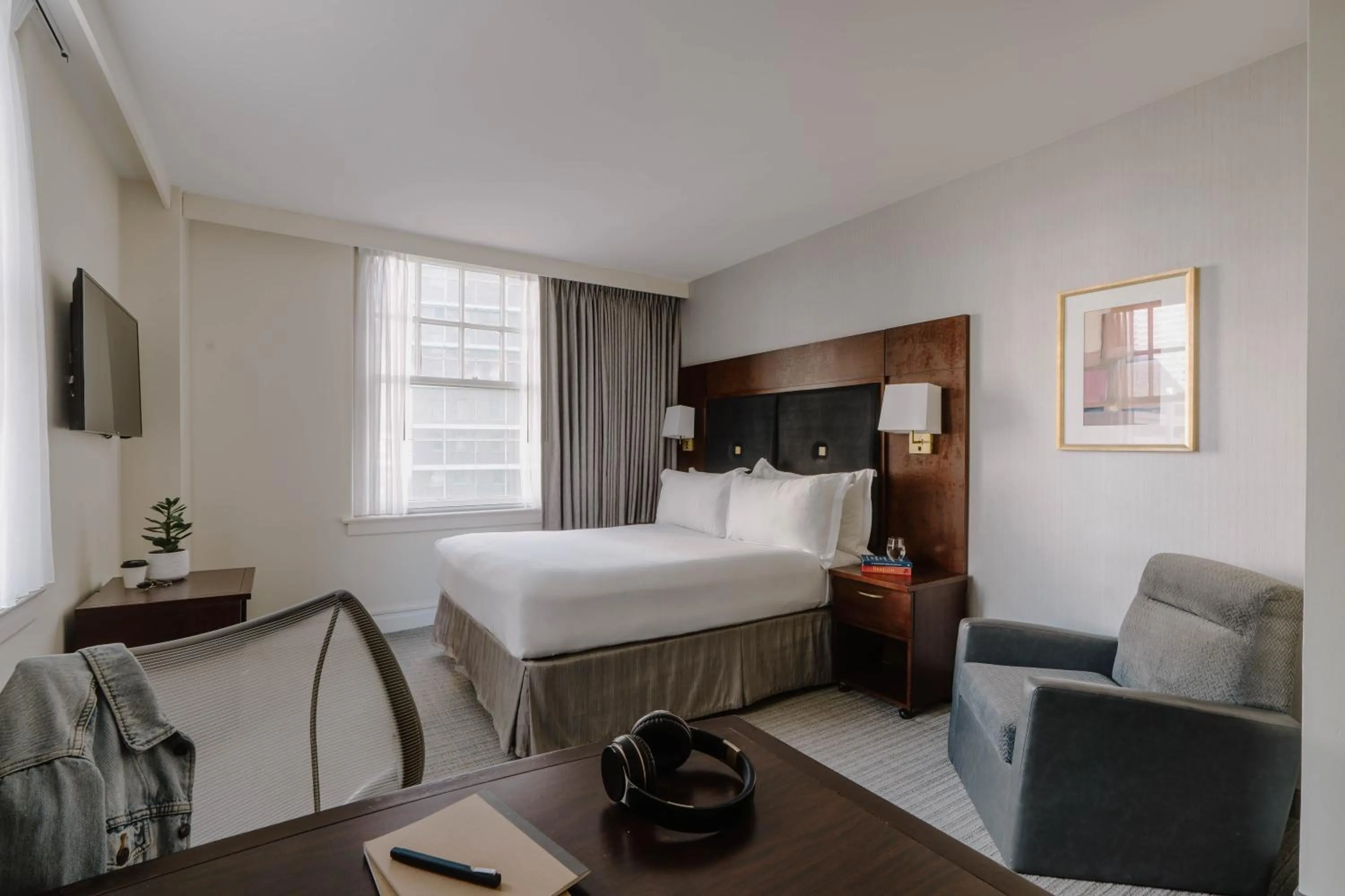 Bedroom, Bed in Club Quarters Hotel Downtown, Houston