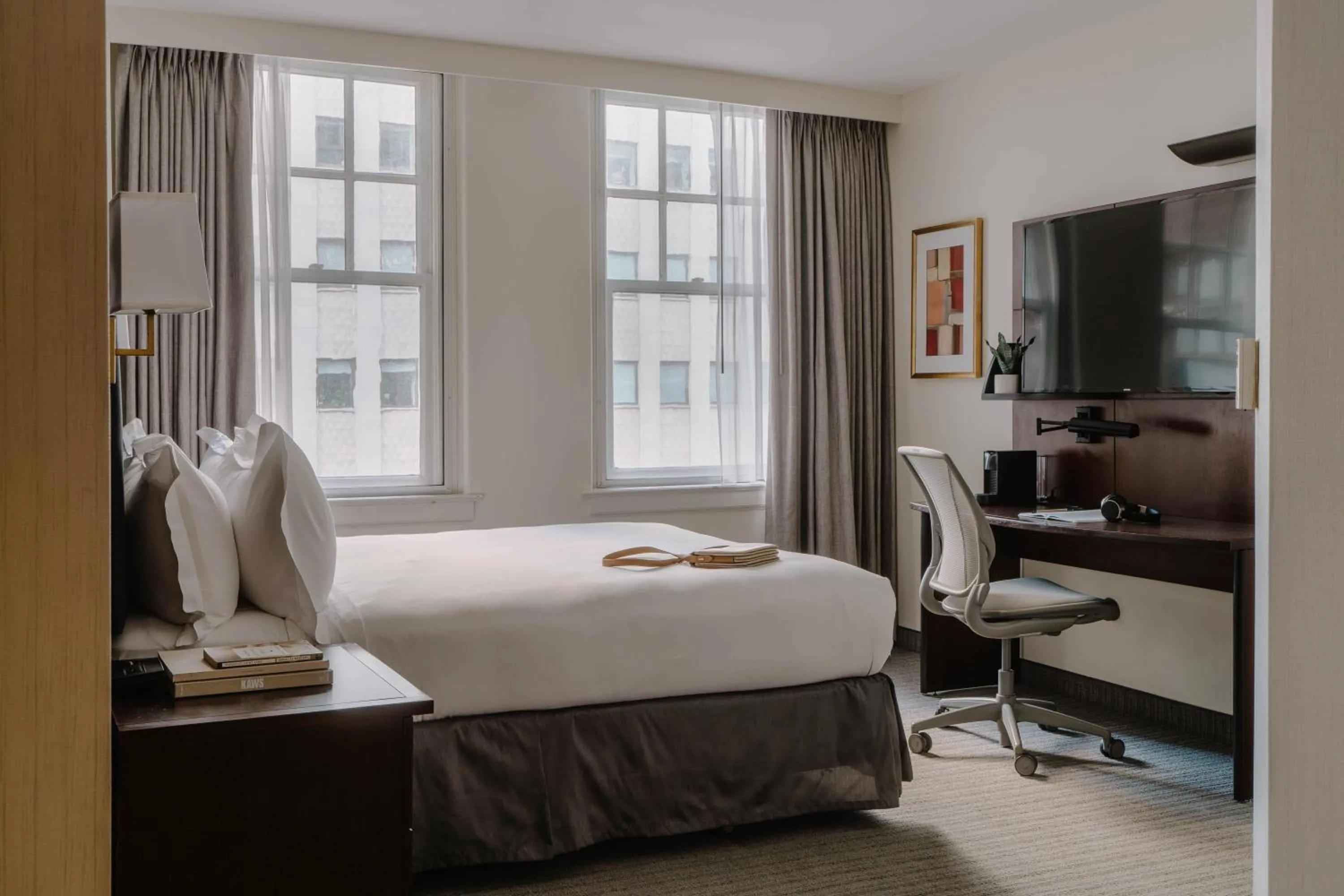 Bedroom, Bed in Club Quarters Hotel Downtown, Houston