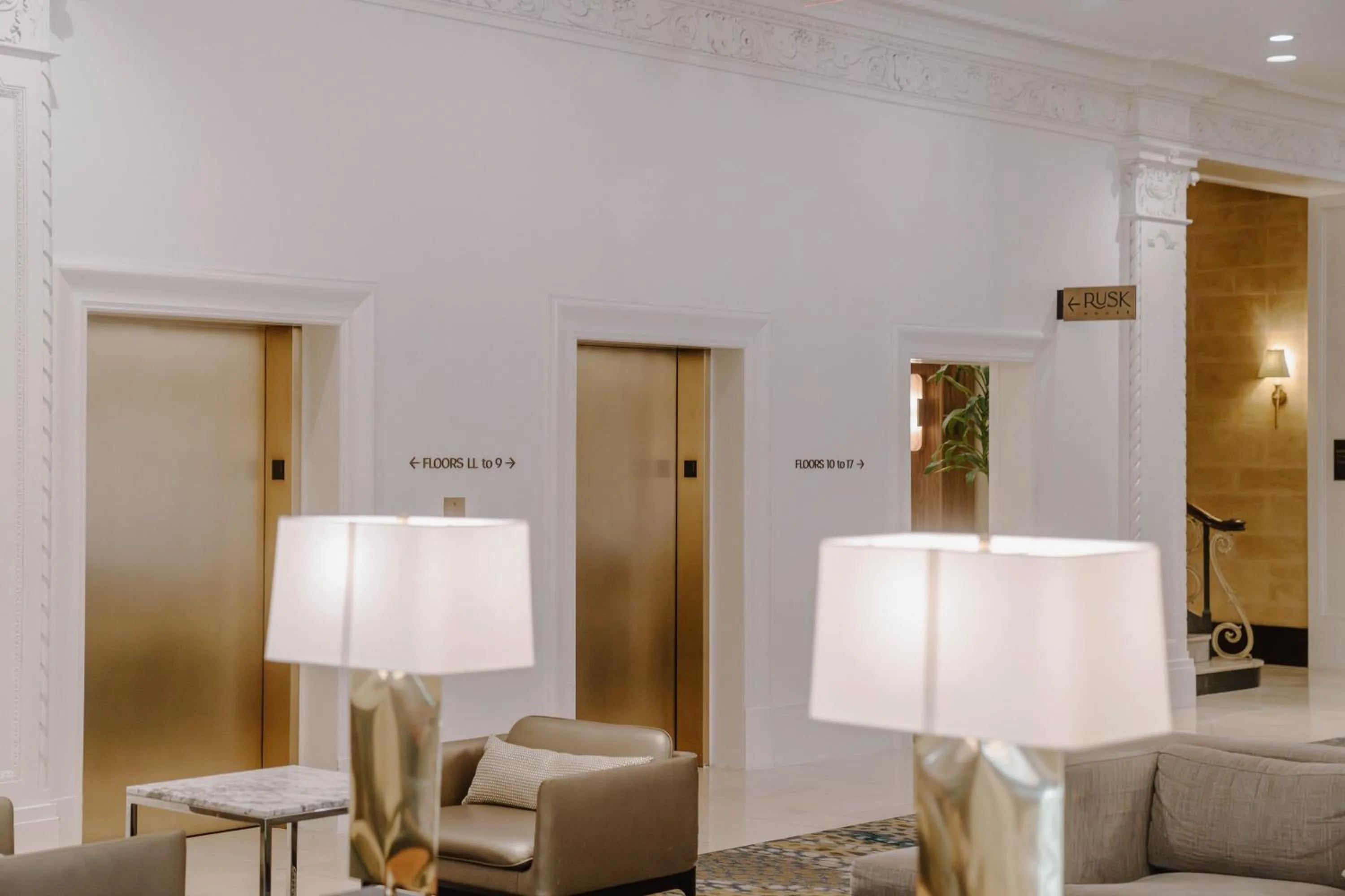 Living room in Club Quarters Hotel Downtown, Houston