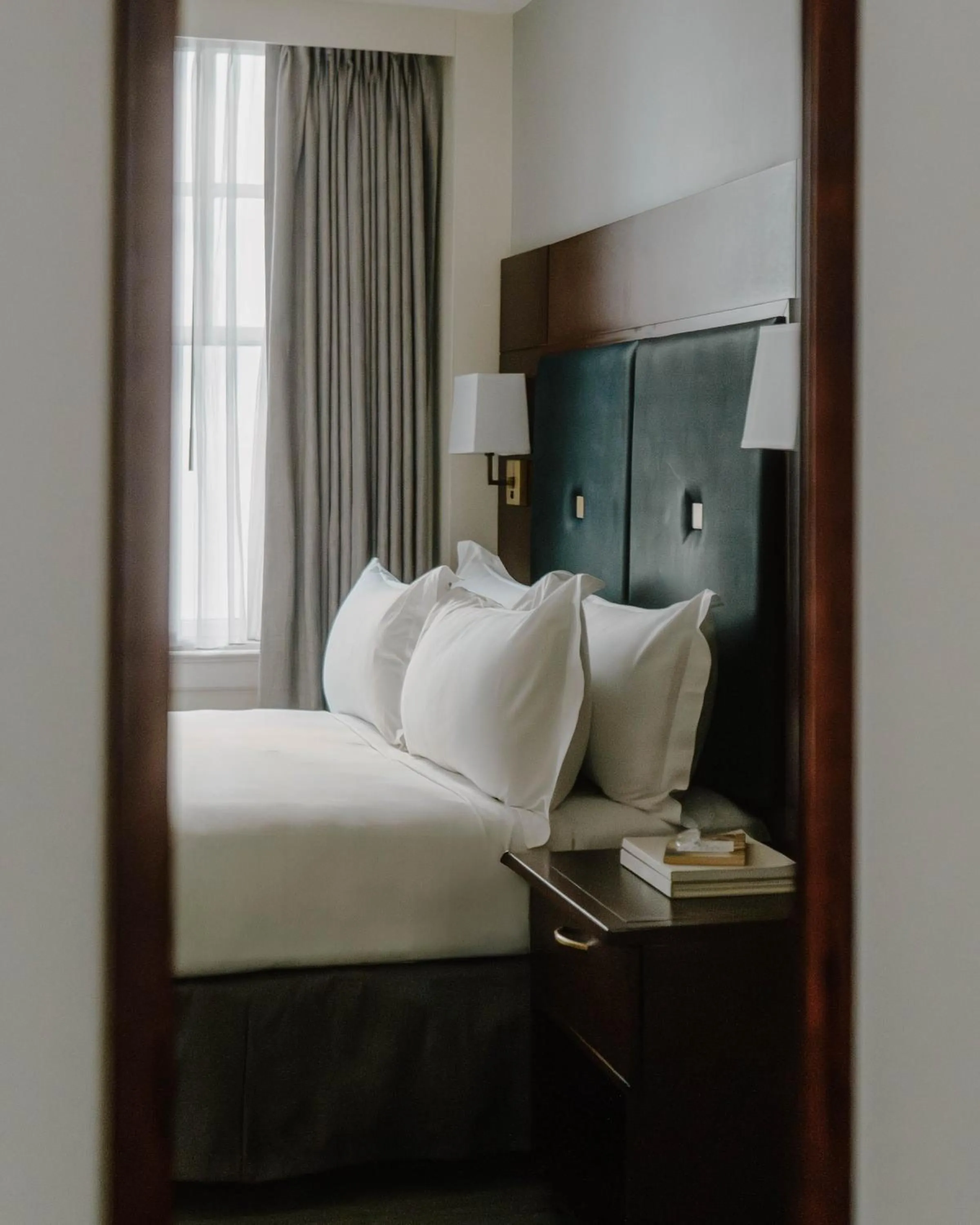 Bedroom, Bed in Club Quarters Hotel Downtown, Houston