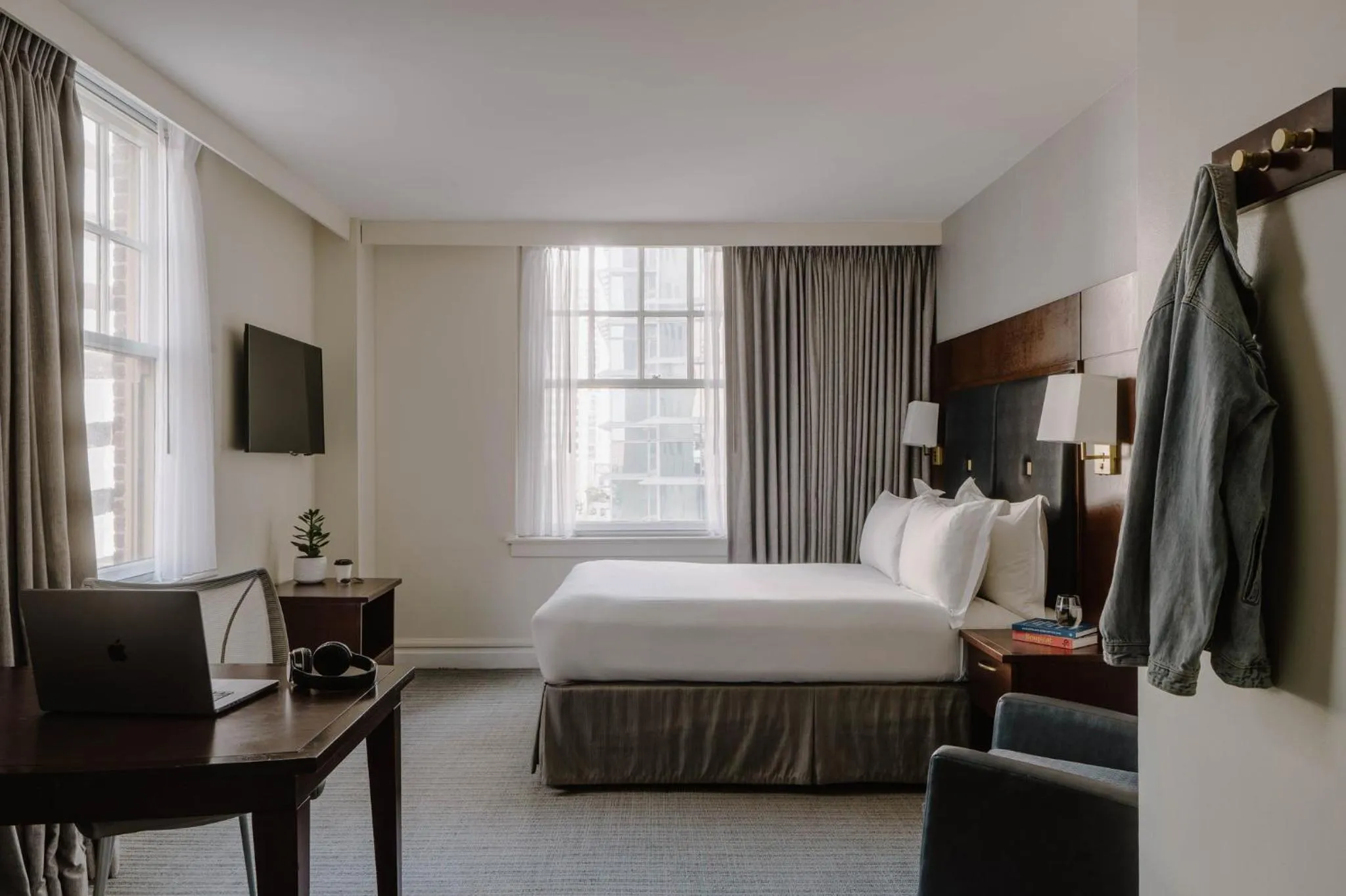 Photo of the whole room, Bed in Club Quarters Hotel Downtown, Houston