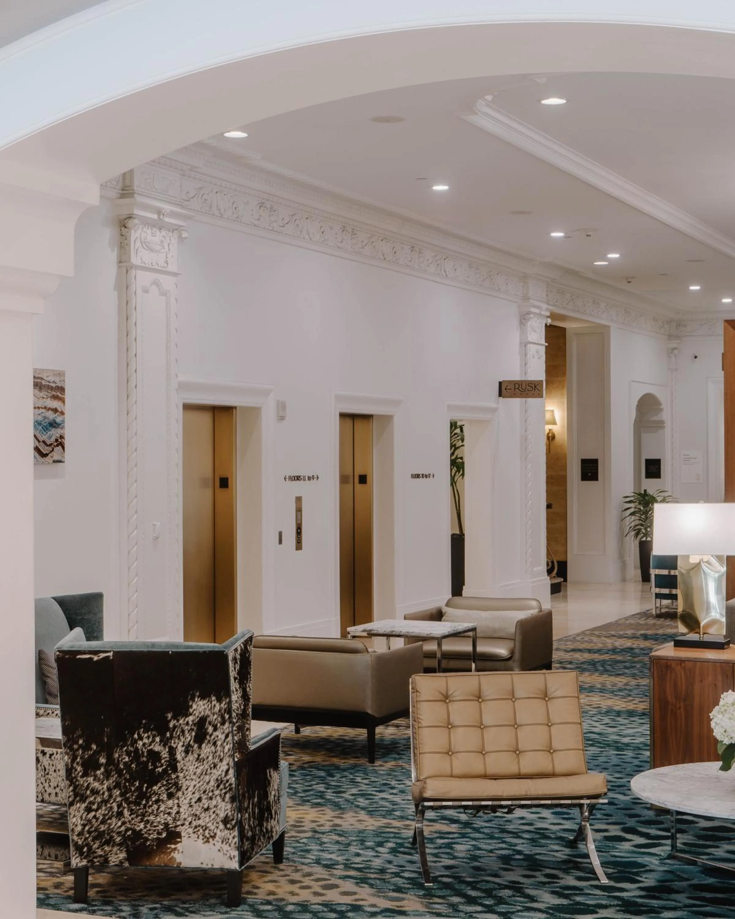 Living room in Club Quarters Hotel Downtown, Houston