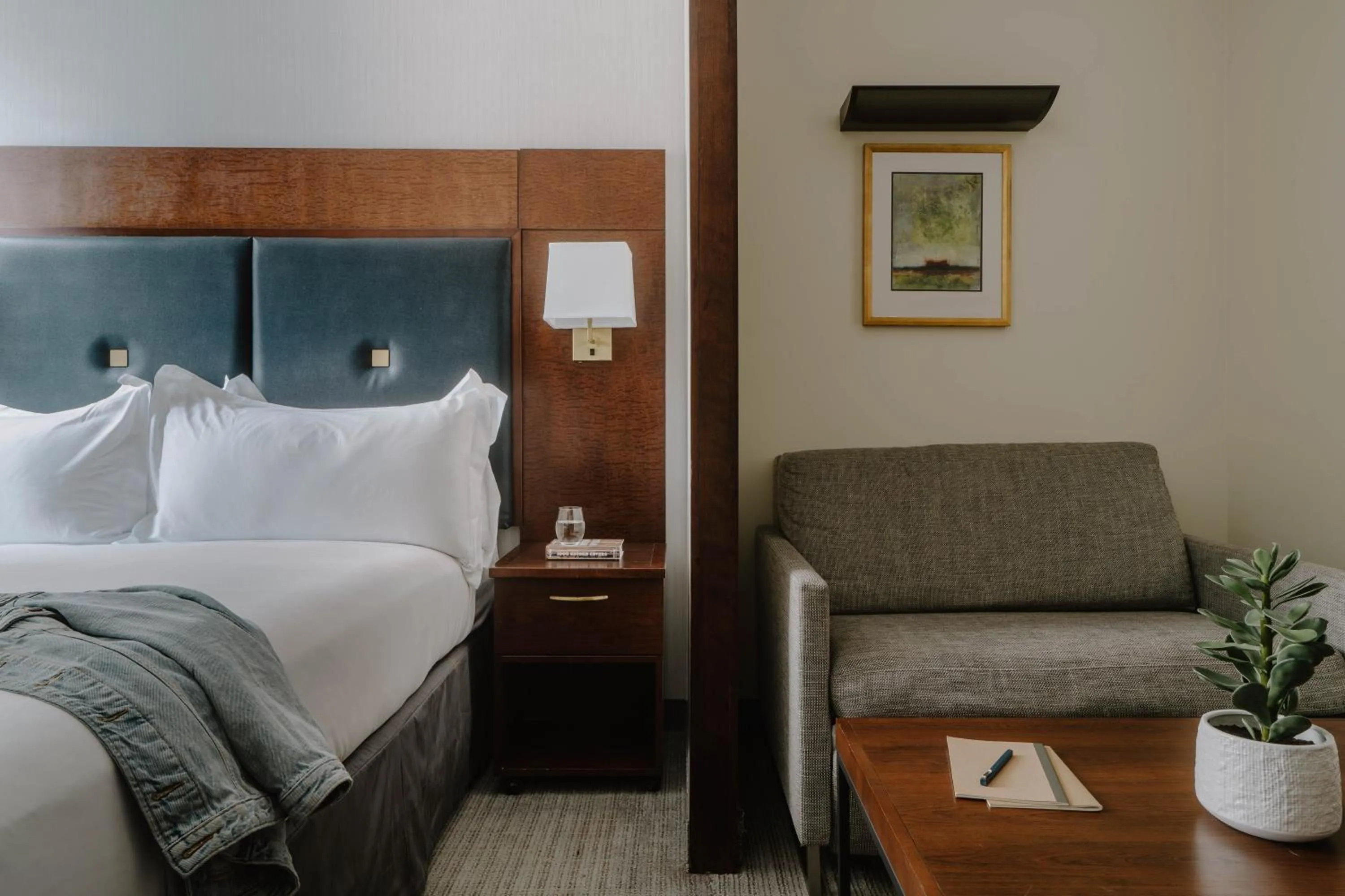 Bedroom, Bed in Club Quarters Hotel Downtown, Houston