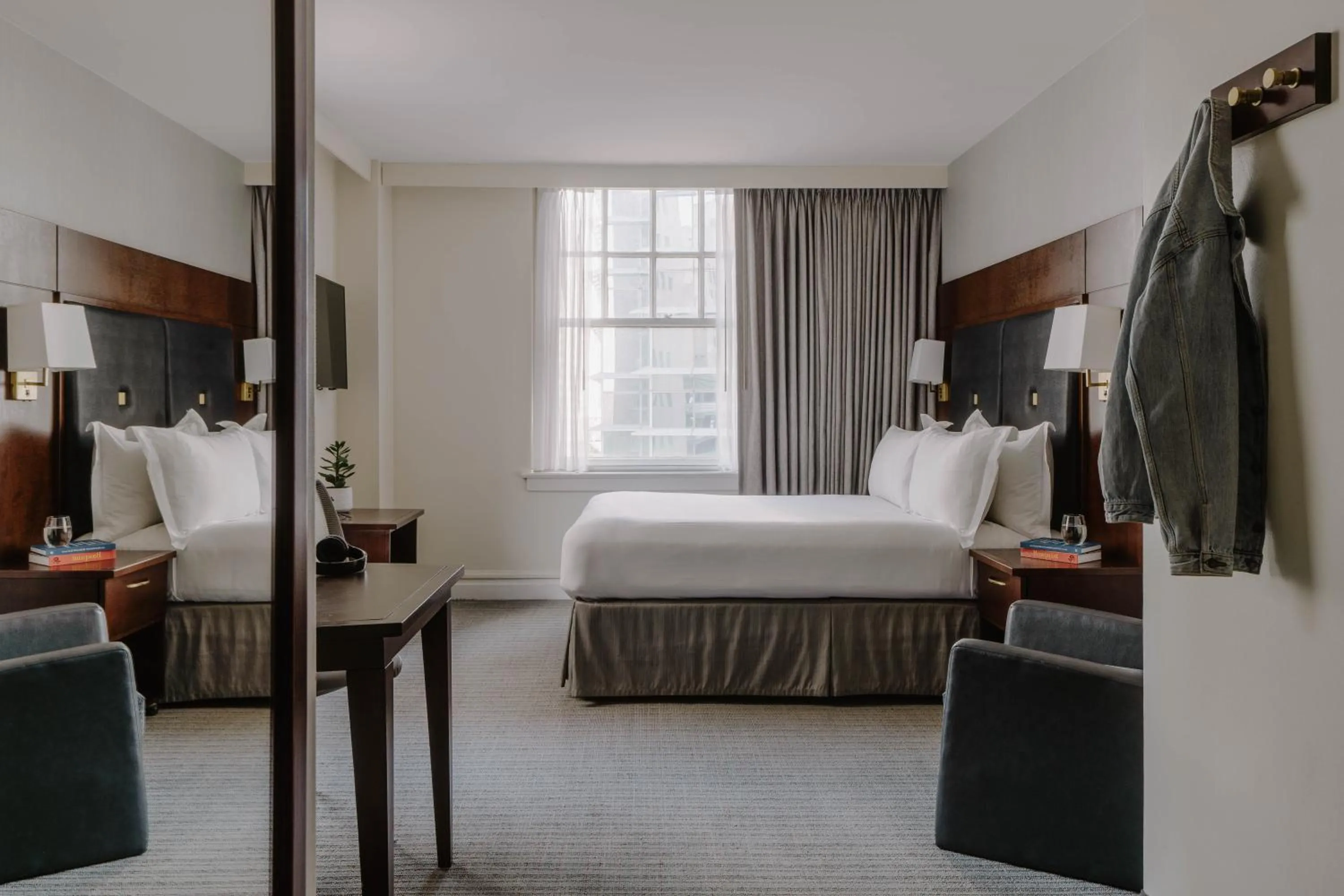 Bedroom, Bed in Club Quarters Hotel Downtown, Houston