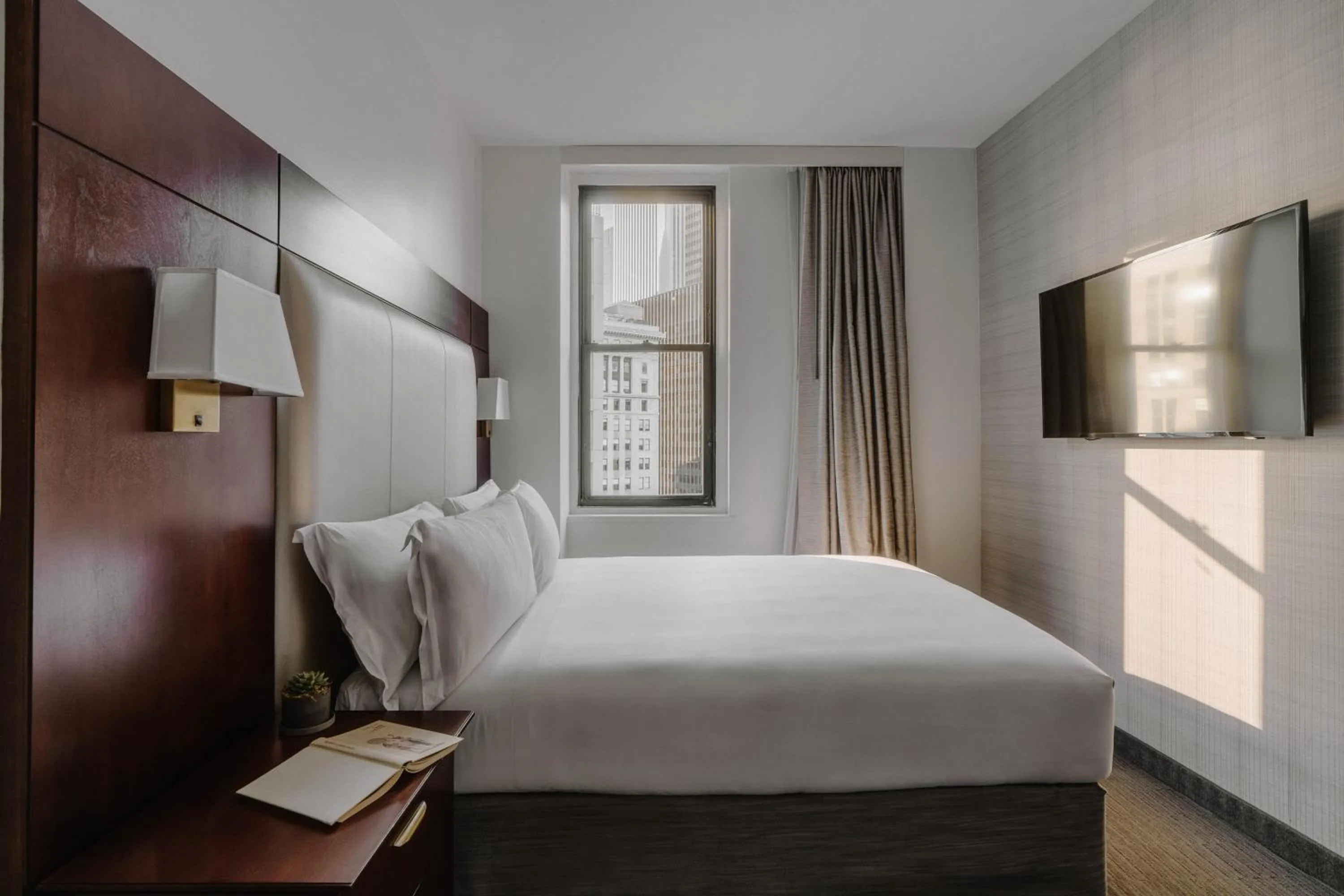 Bedroom, Bed in Club Quarters Hotel Wacker at Michigan, Chicago