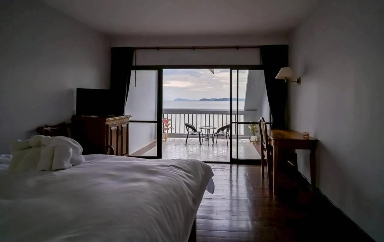 Bedroom, Bed in Jansom Beach Resort