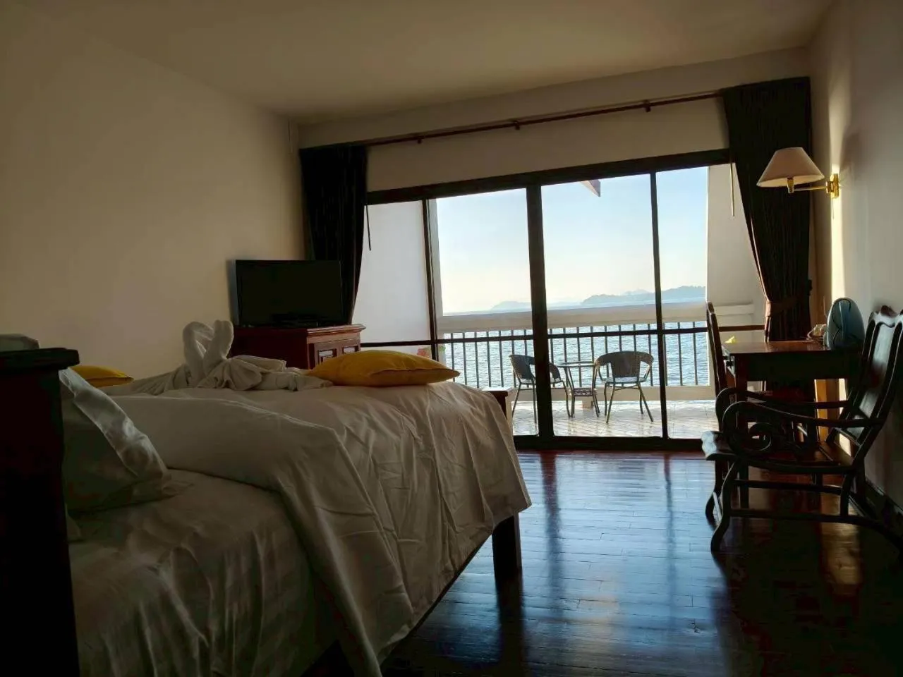 Bedroom, Bed in Jansom Beach Resort