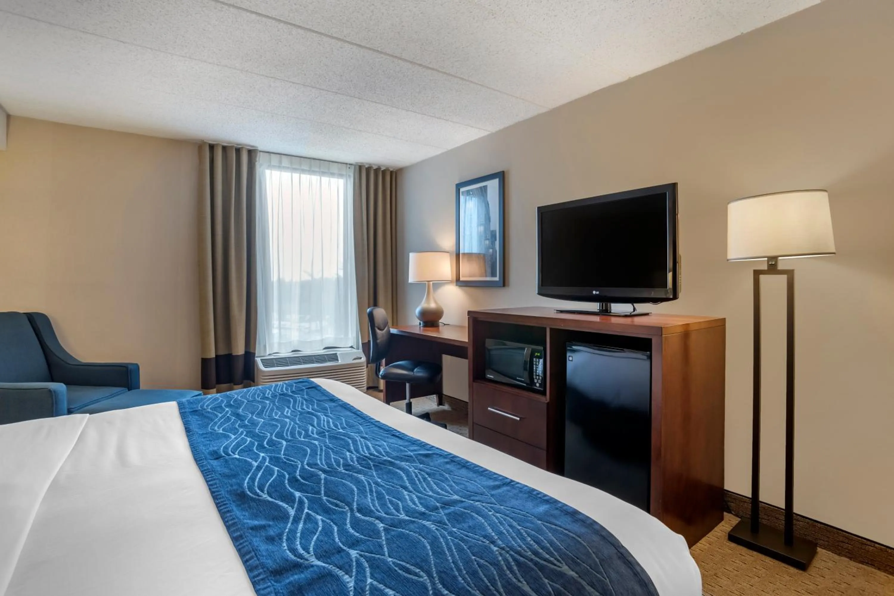 Bedroom, Bed in Comfort Inn Shady Grove - Gaithersburg - Rockville
