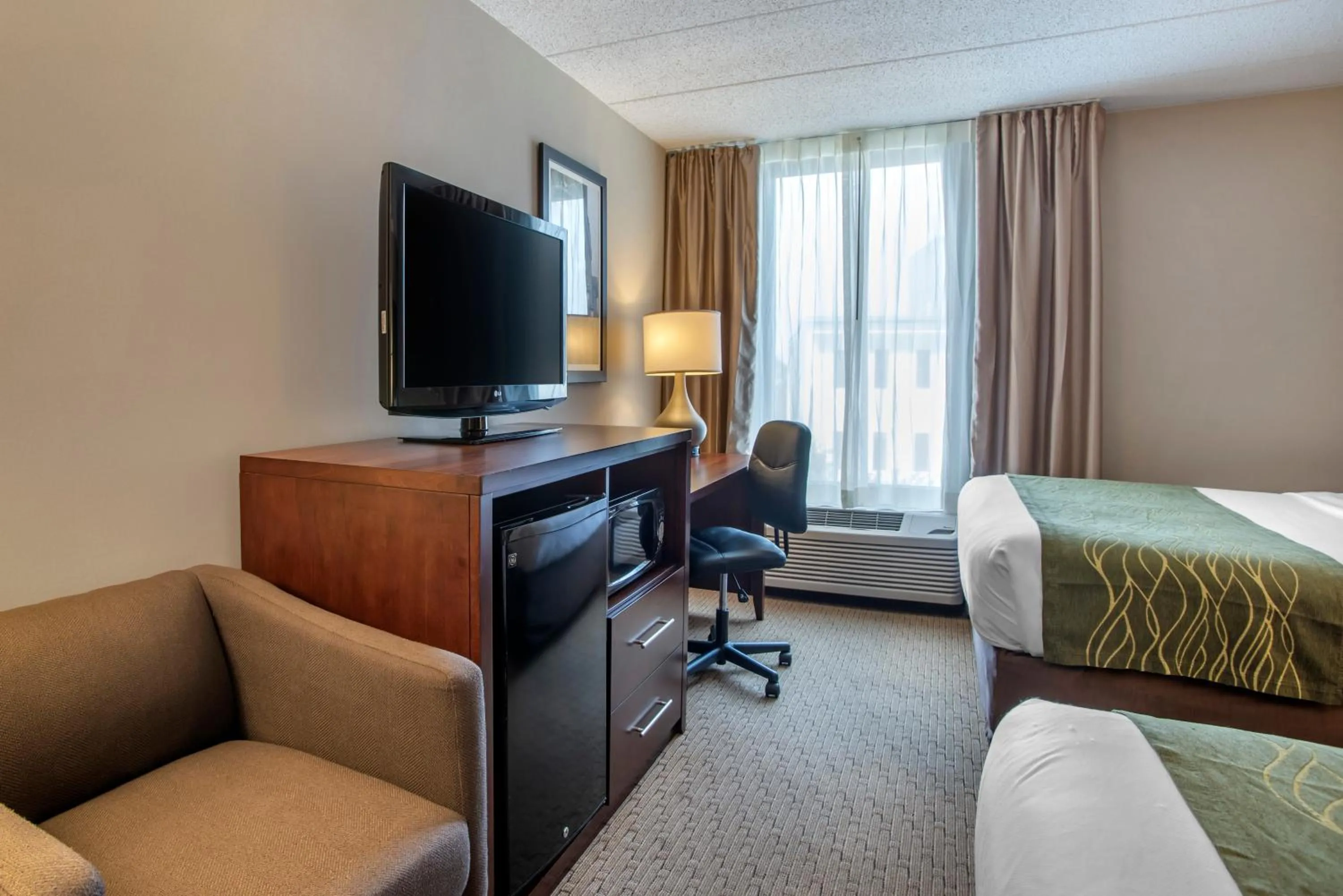 Bedroom, Bed in Comfort Inn Shady Grove - Gaithersburg - Rockville
