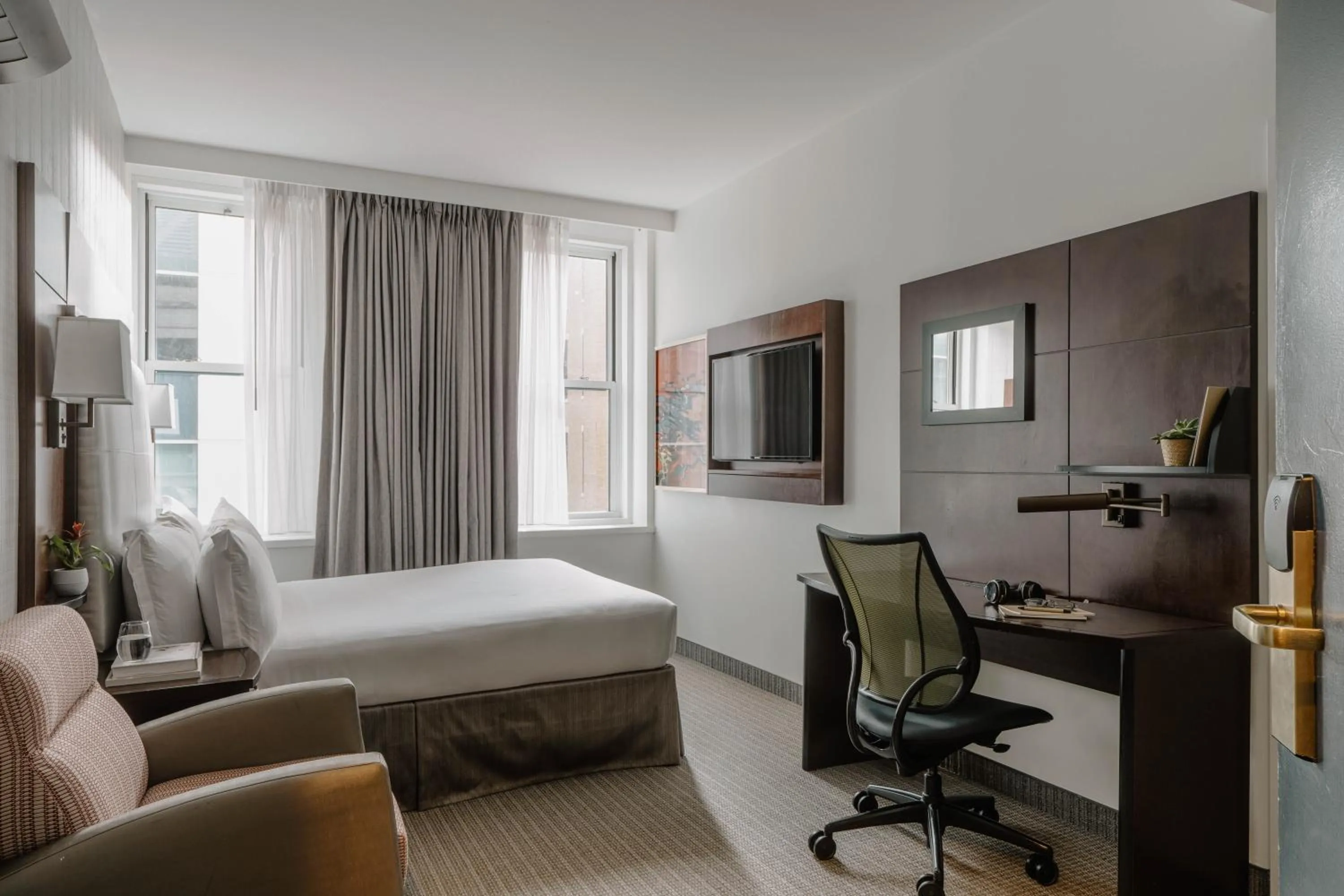 Bed in Club Quarters Hotel Faneuil Hall, Boston