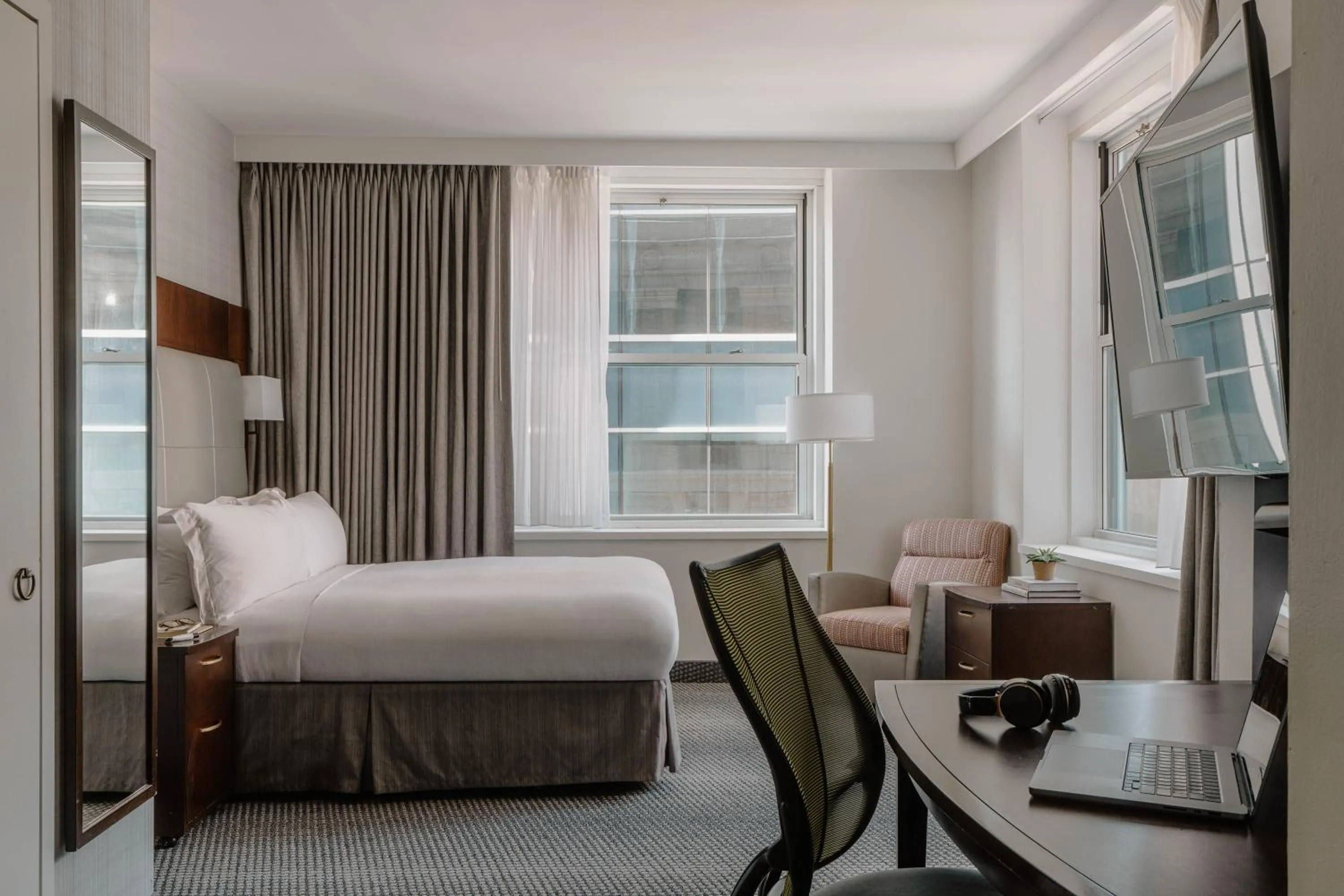 Bed in Club Quarters Hotel Faneuil Hall, Boston