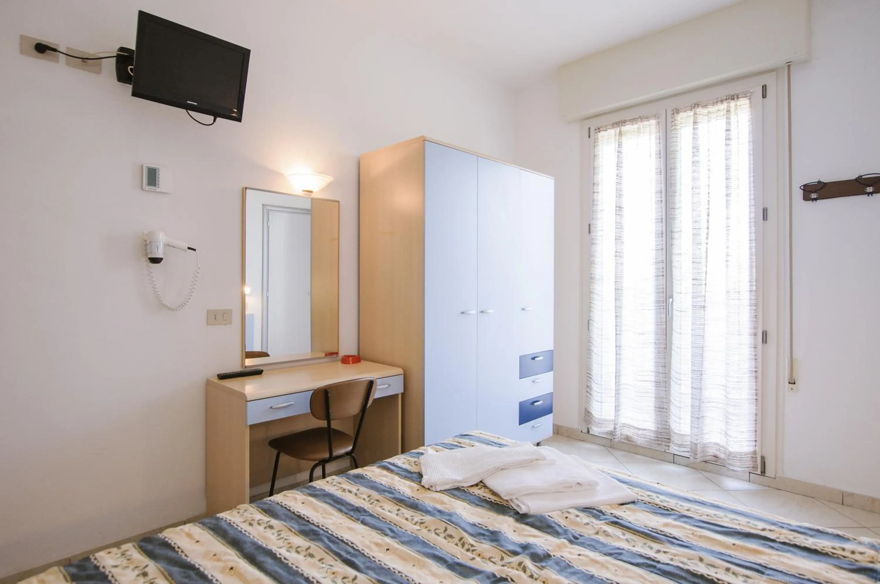 Communal lounge/ TV room, Bed in Hotel Edelweiss