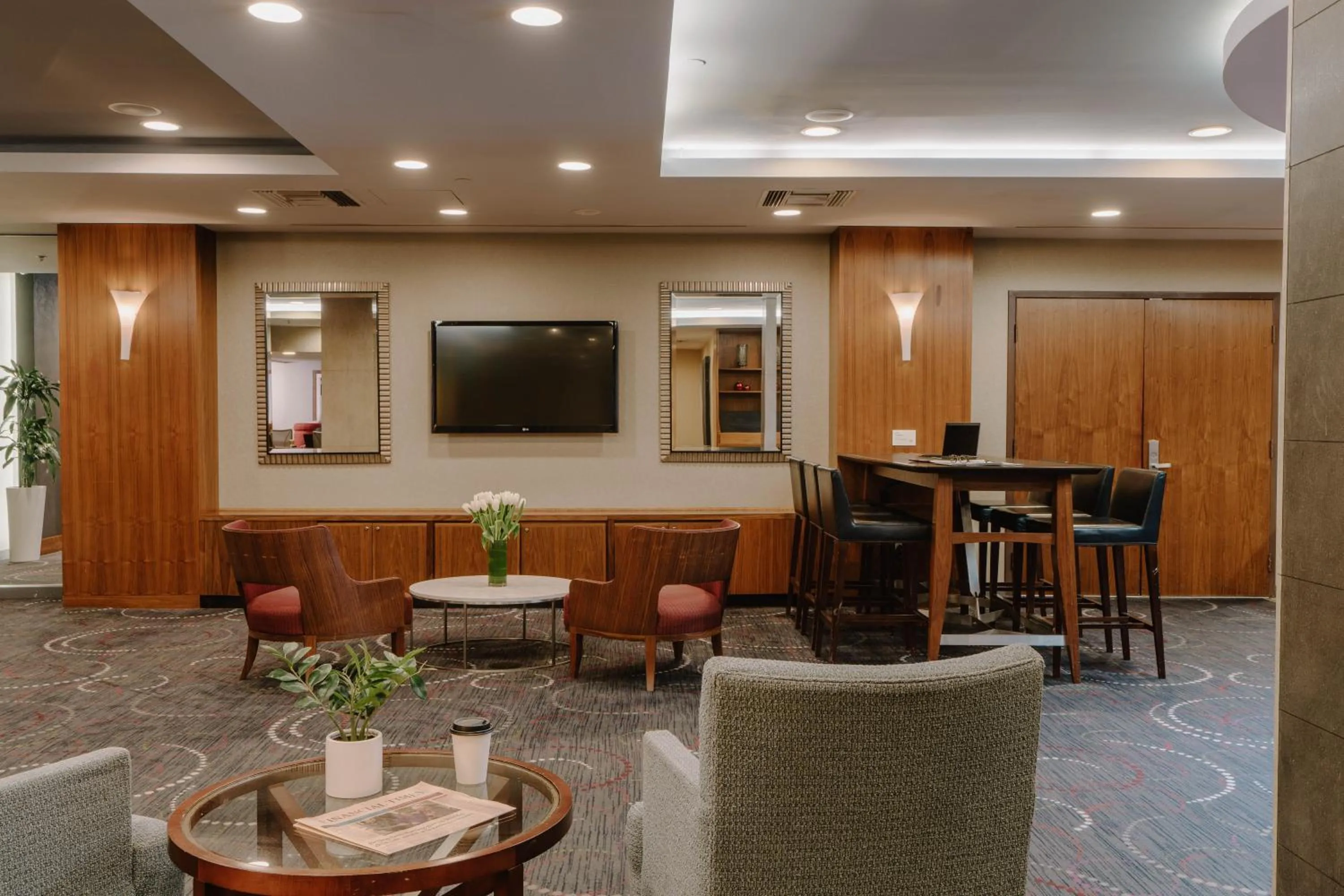 Communal lounge/ TV room in Club Quarters Hotel Embarcadero, San Francisco