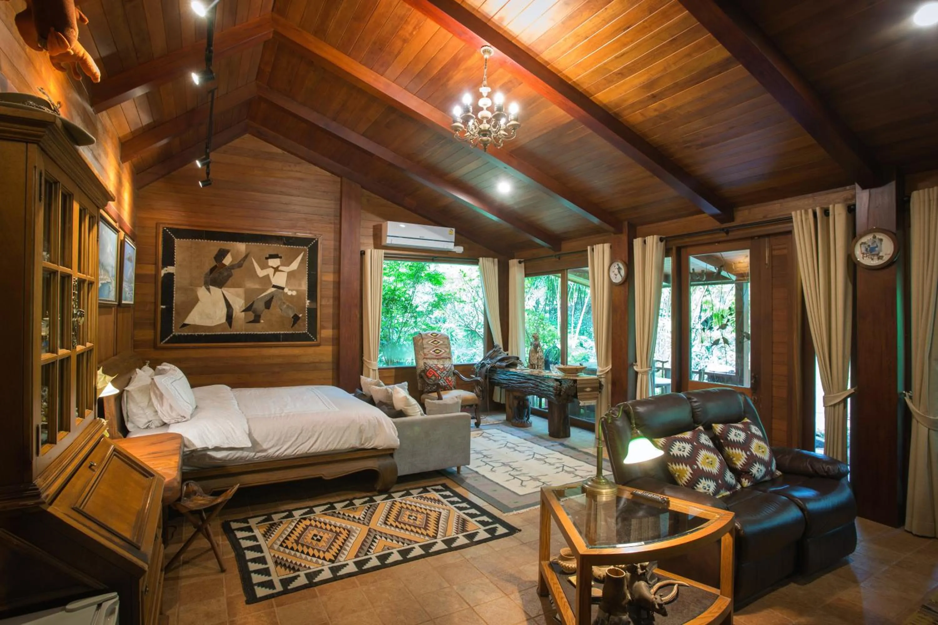 Living room, Bed in Cattani's Riverside Home