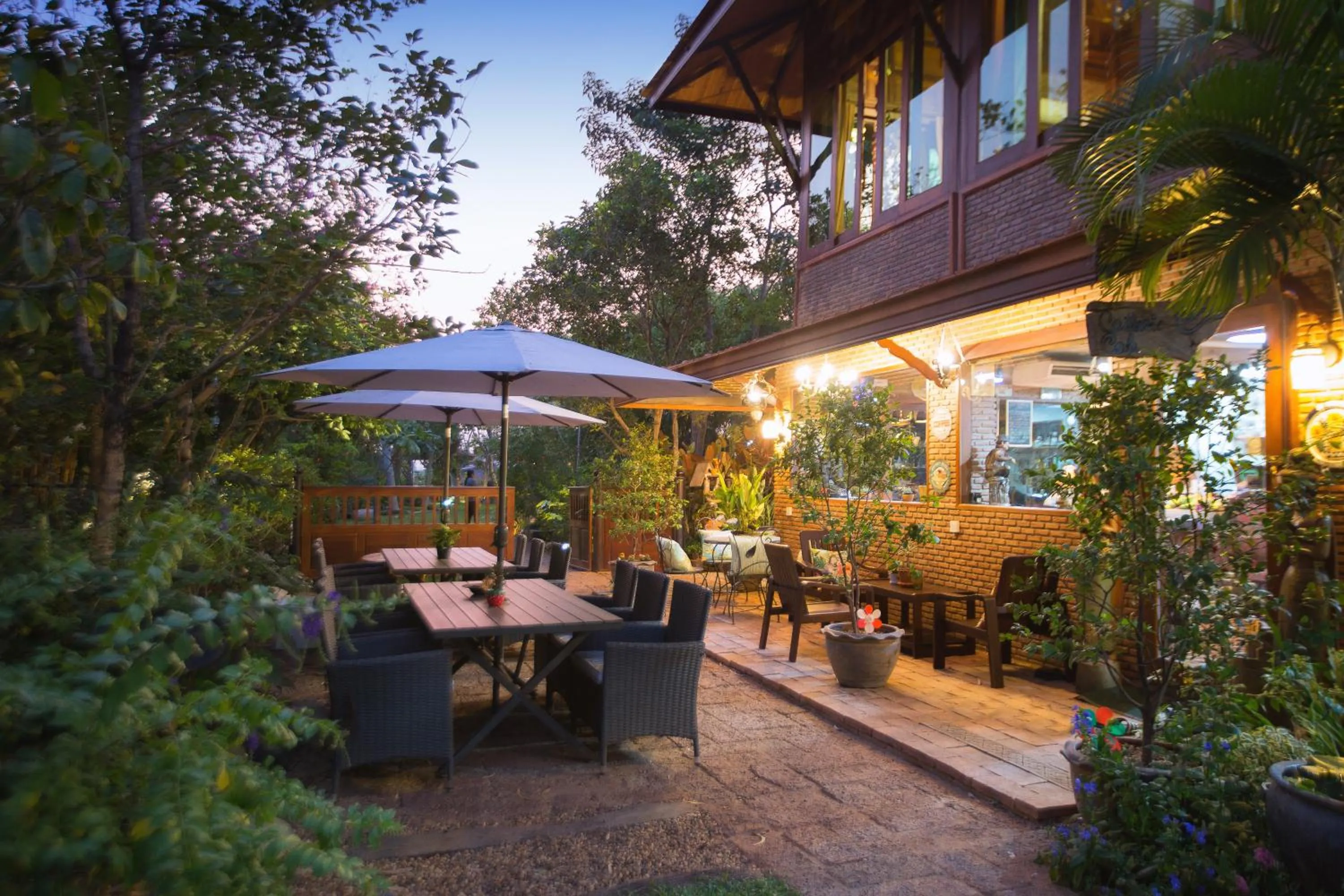 Restaurant/places to eat in Cattani's Riverside Home