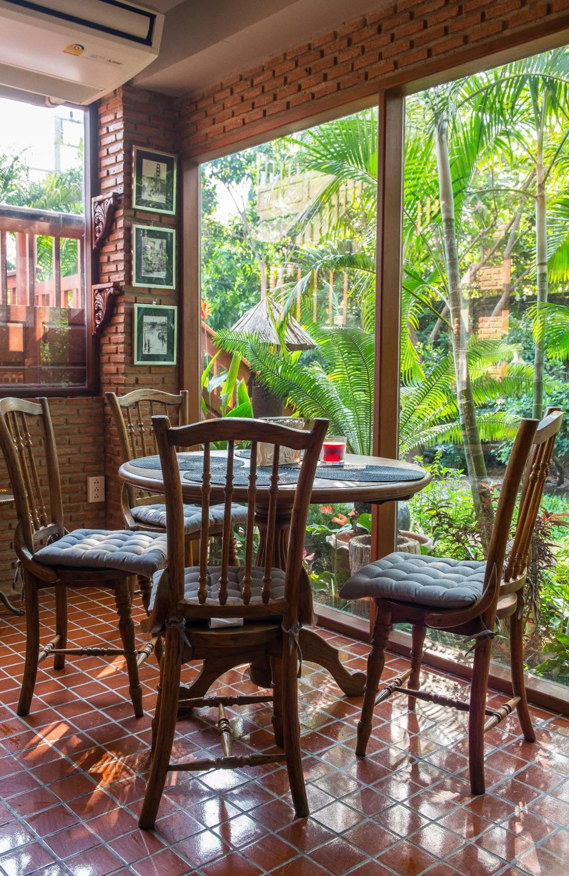 Restaurant/places to eat in Cattani's Riverside Home