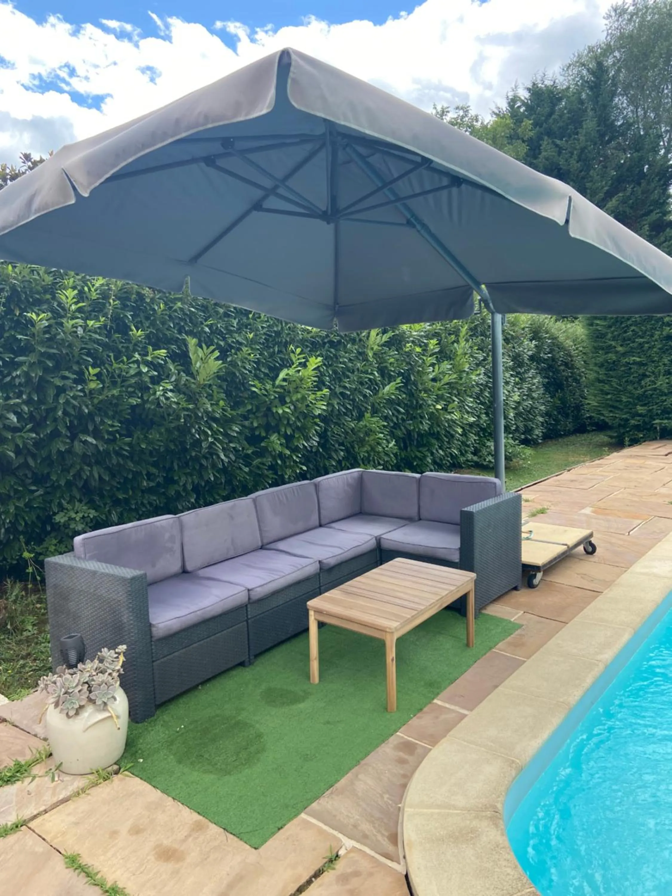 Living room in Chambres dans villa avec piscine