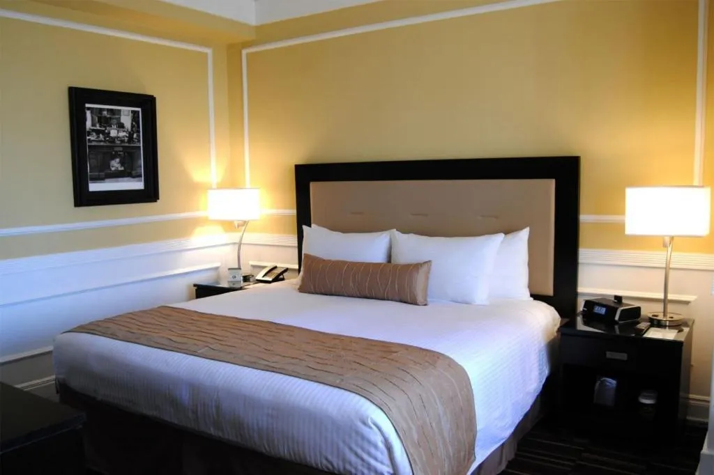 Bed in The Pickwick Hotel San Francisco