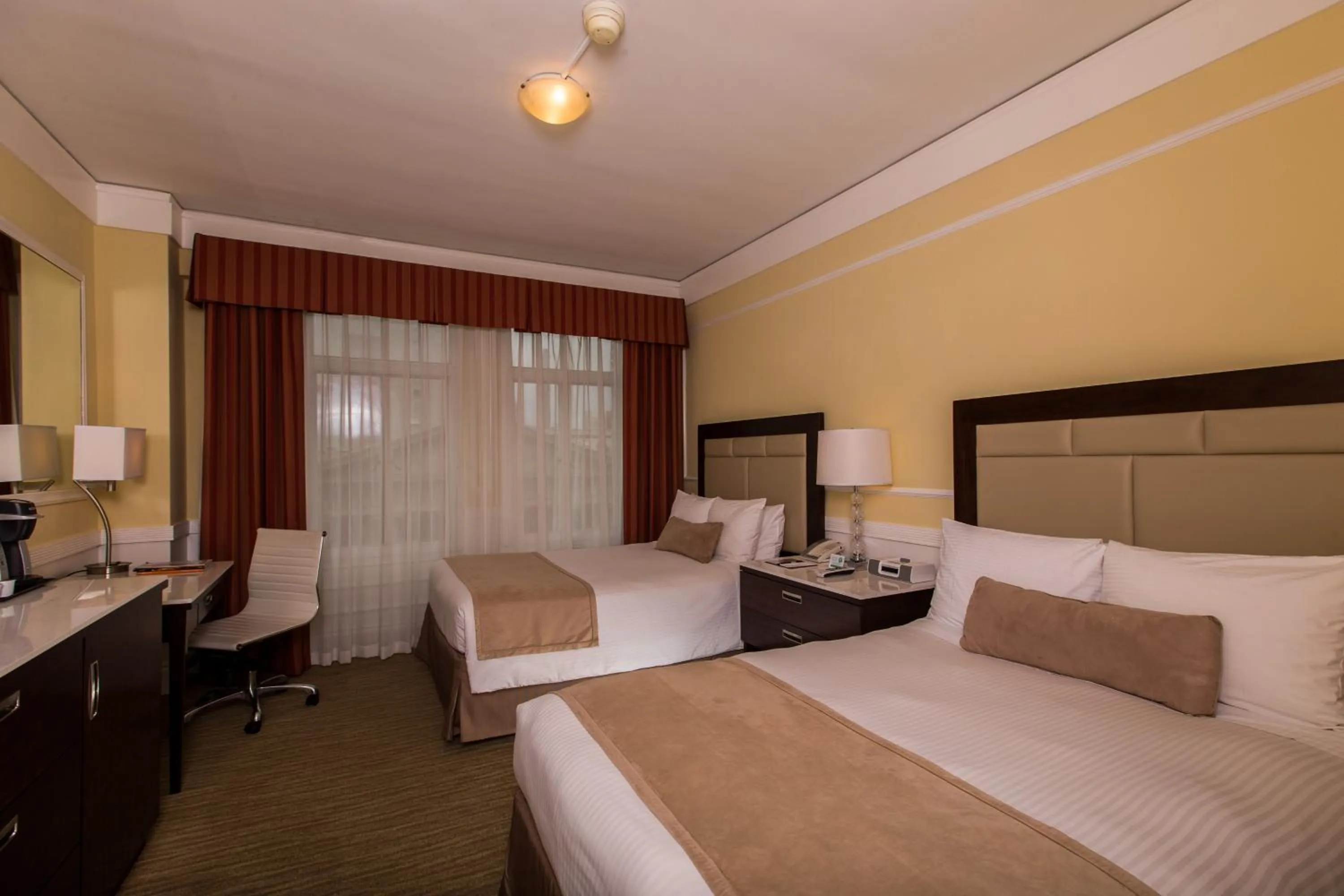 Bed in The Pickwick Hotel San Francisco