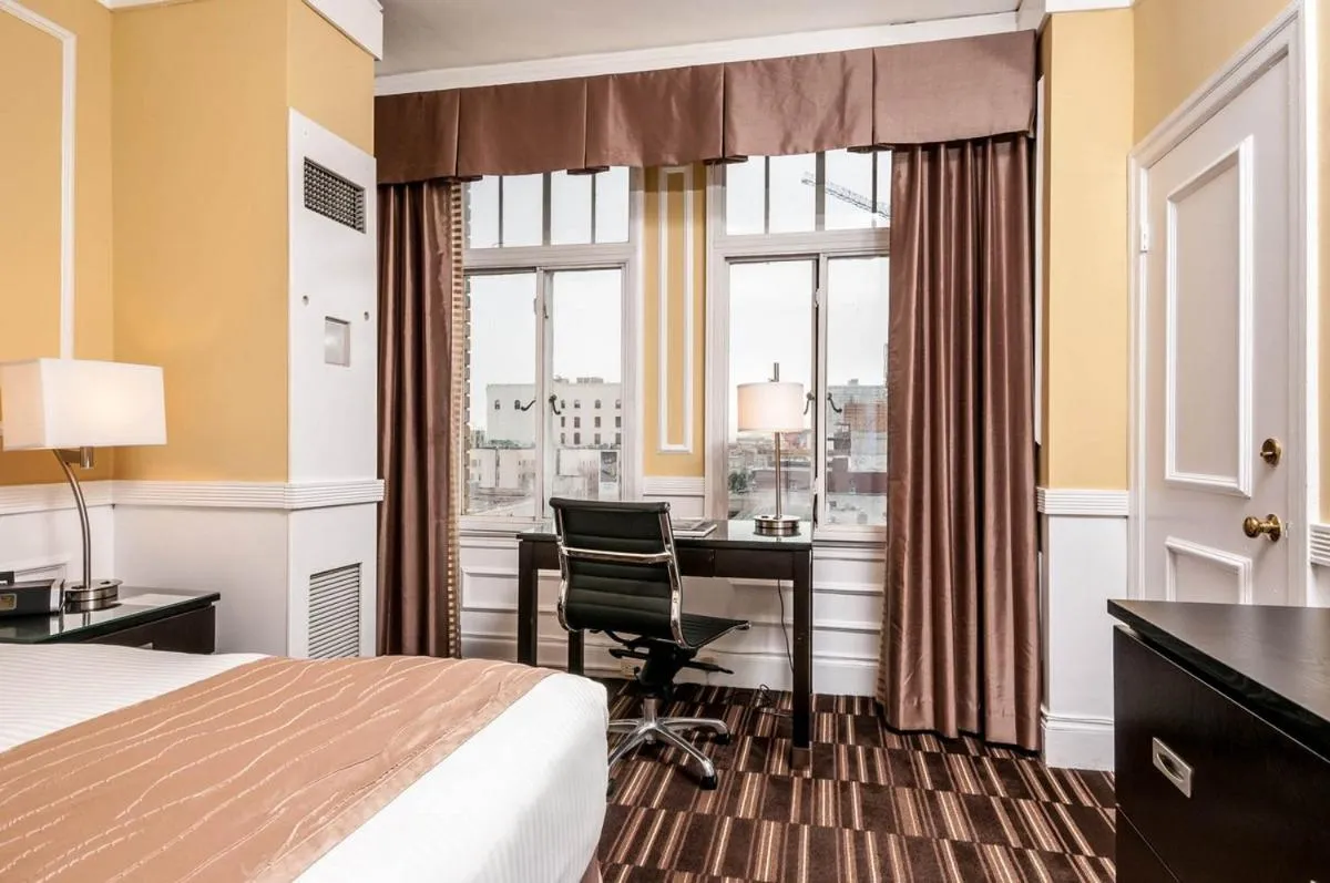 Bed in The Pickwick Hotel San Francisco