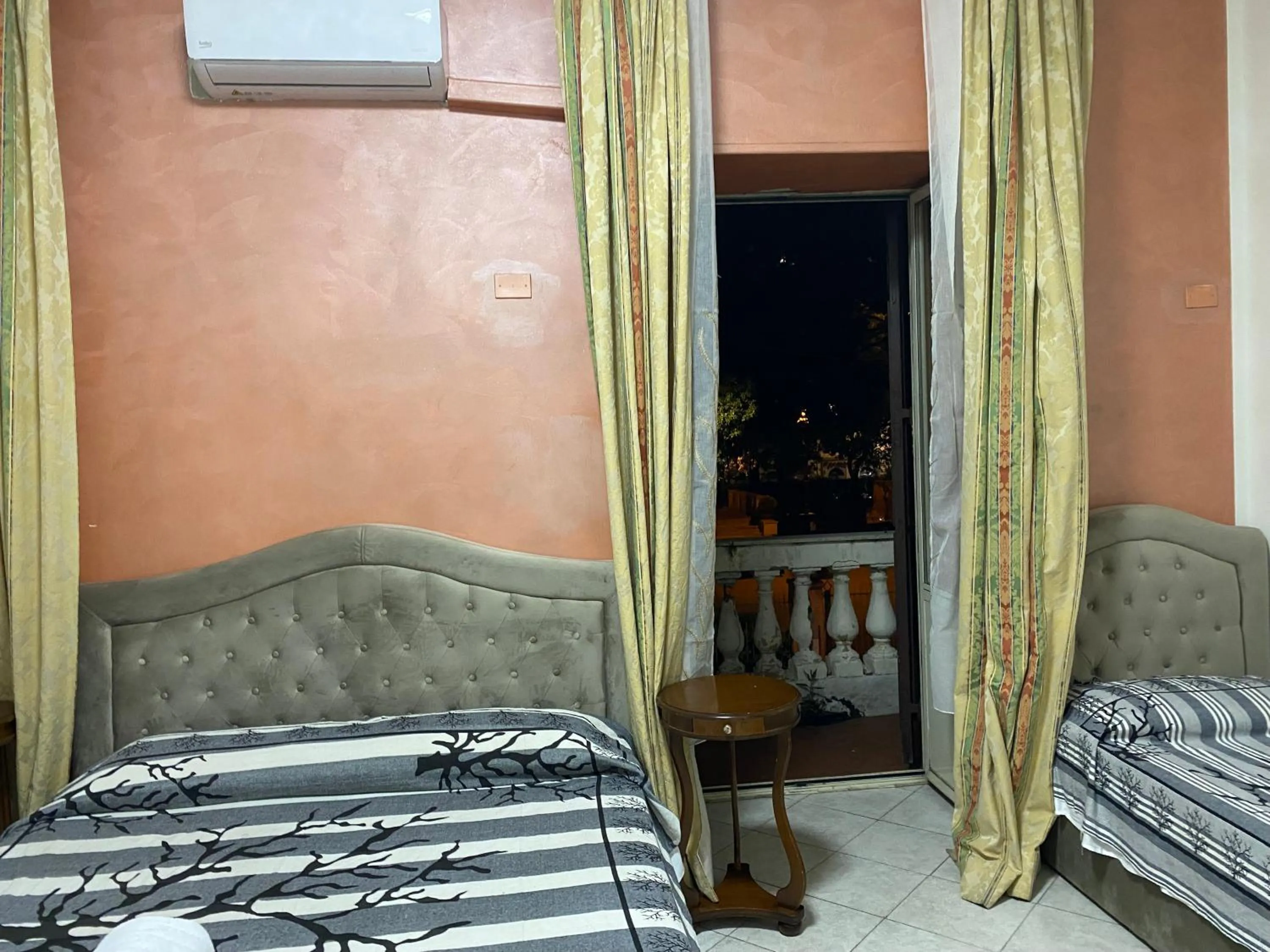 Photo of the whole room, Bed in Aquarium Termini