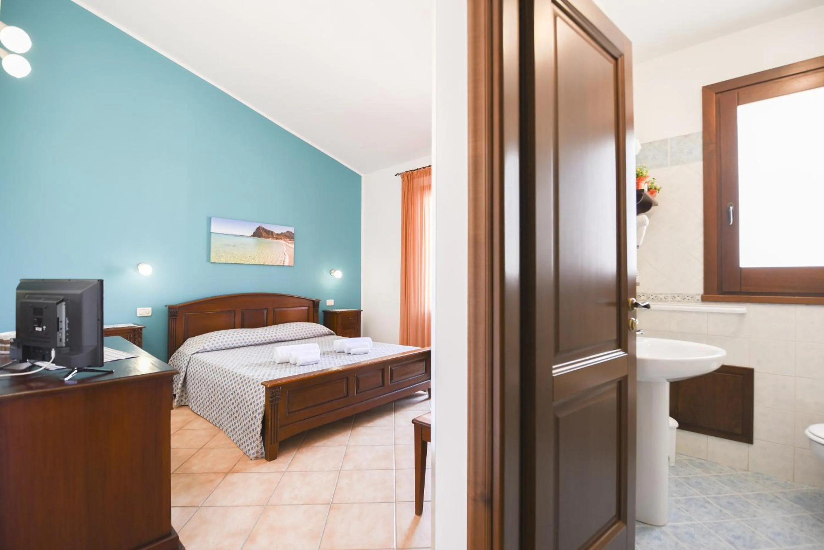 Bathroom, Bed in Aurora Castelluzzo