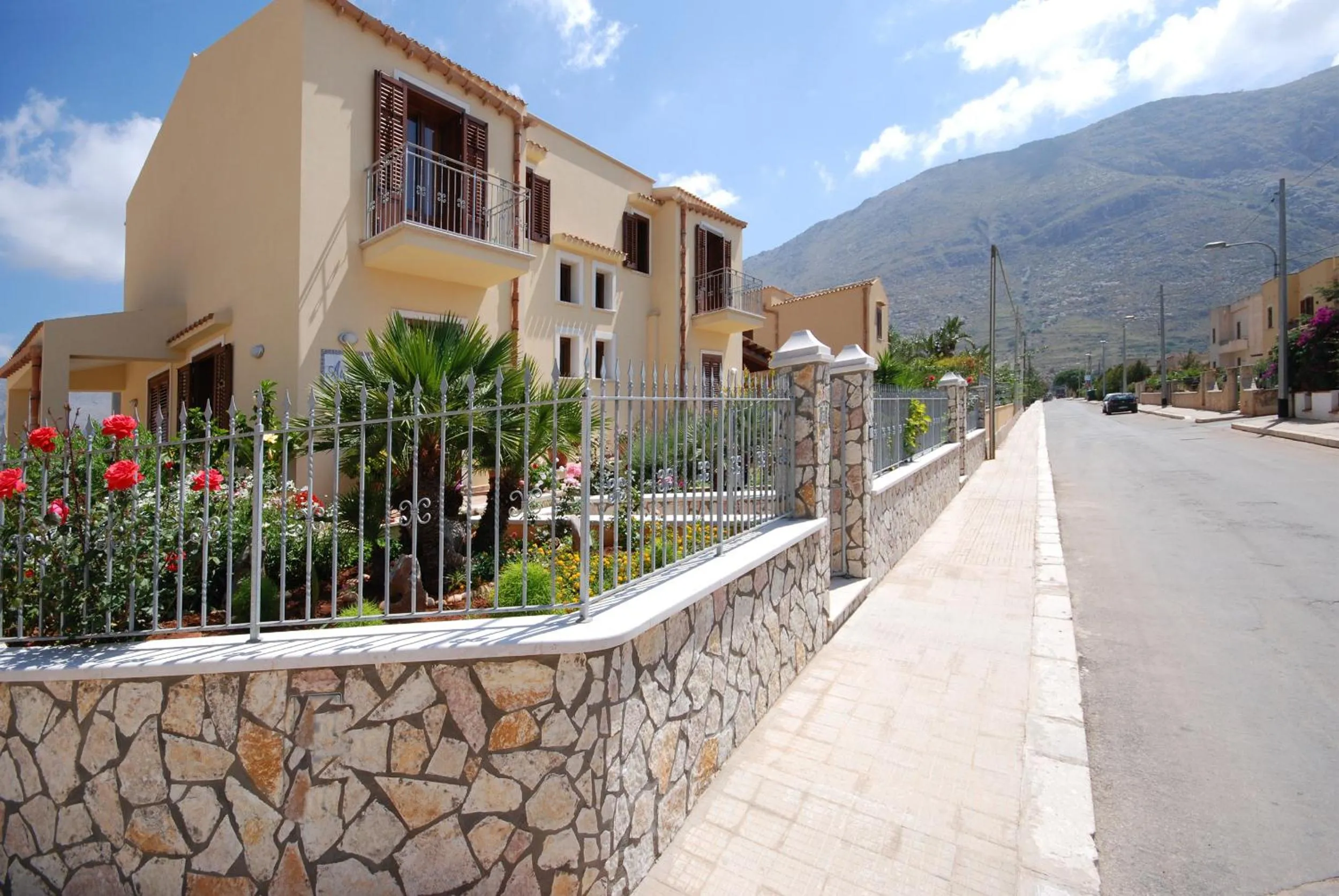 Facade/entrance in Aurora Castelluzzo