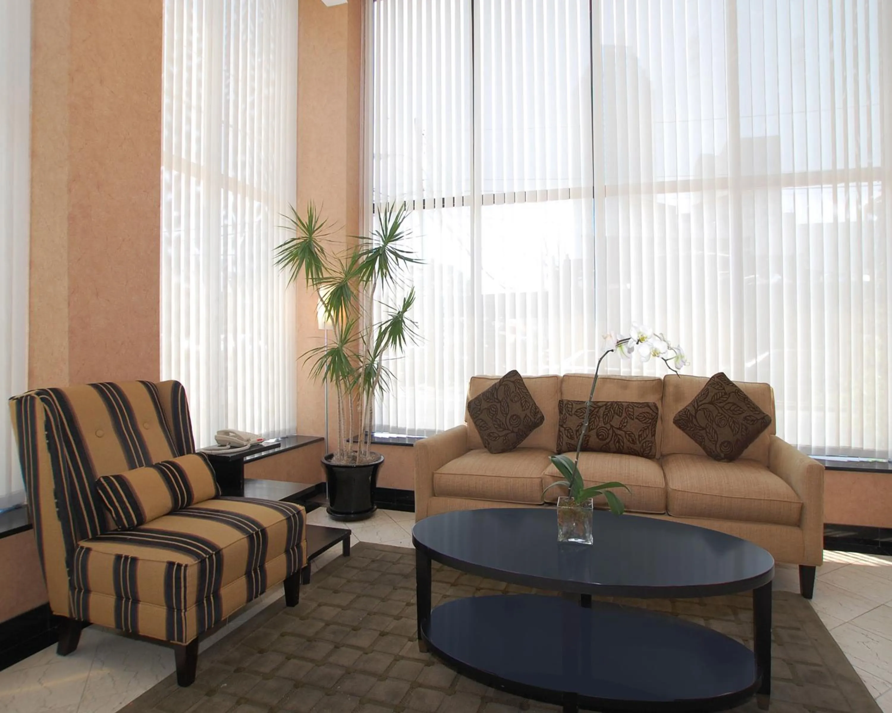 Lobby or reception, Lounge/Bar in Red Lion Inn & Suites Long Island City