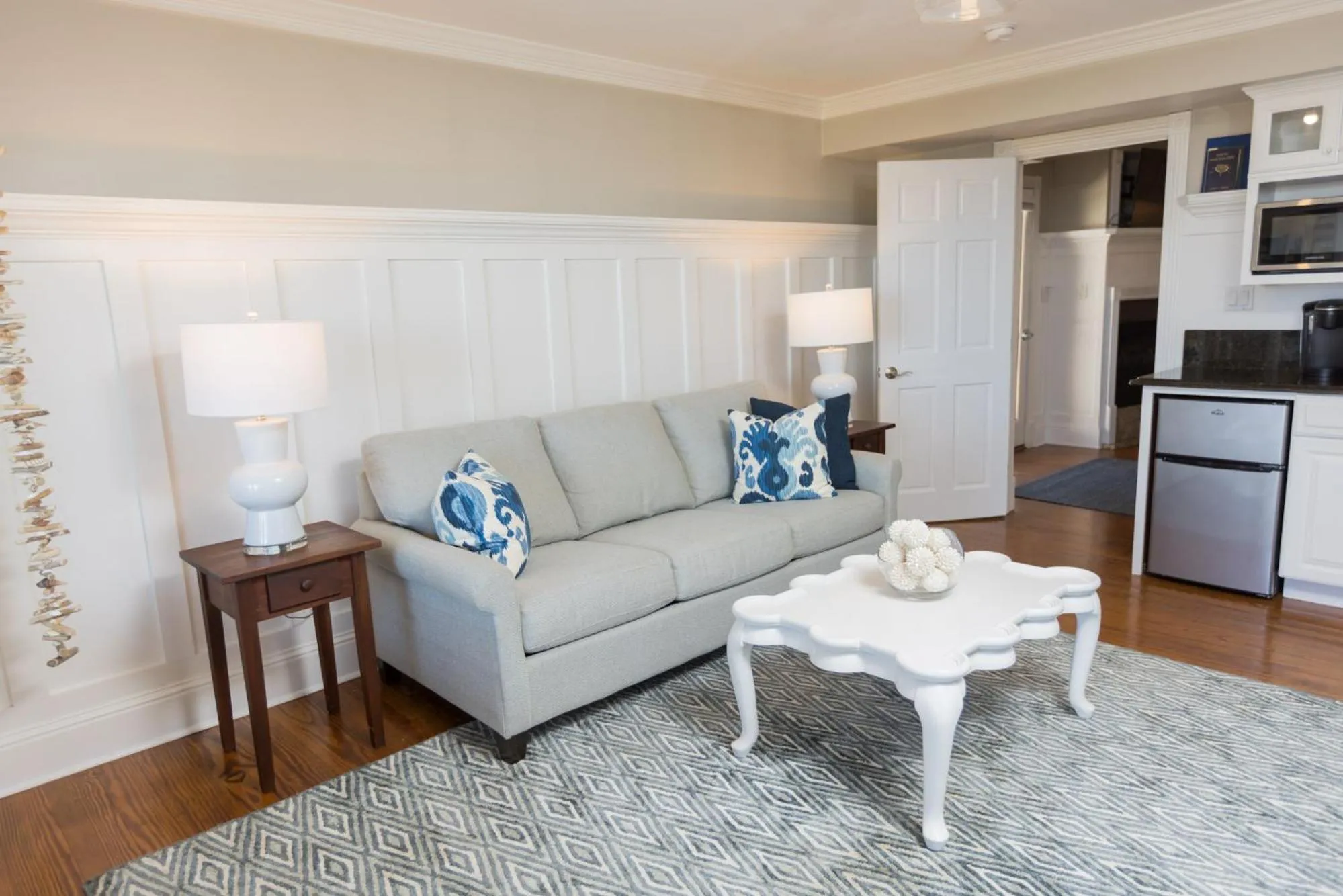 Living room in The Burrus House Inn Waterfront Suites