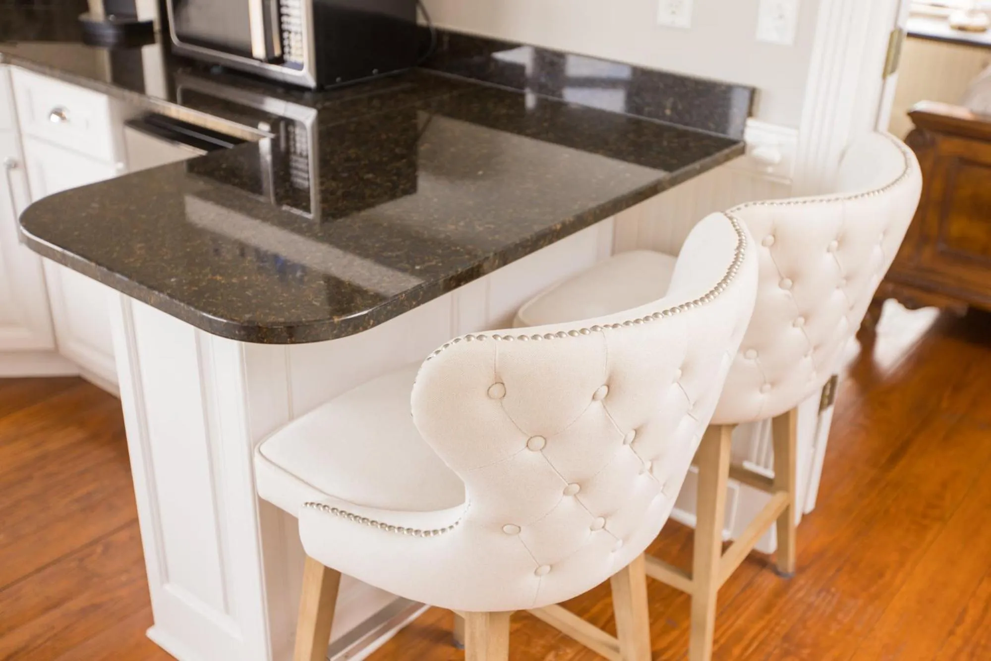 Kitchen or kitchenette in The Burrus House Inn Waterfront Suites