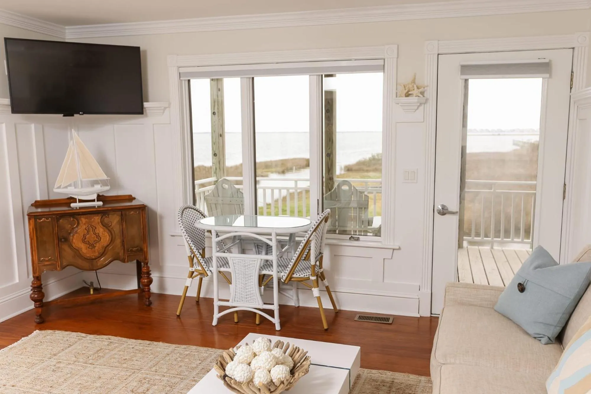 The Burrus House Inn Waterfront Suites