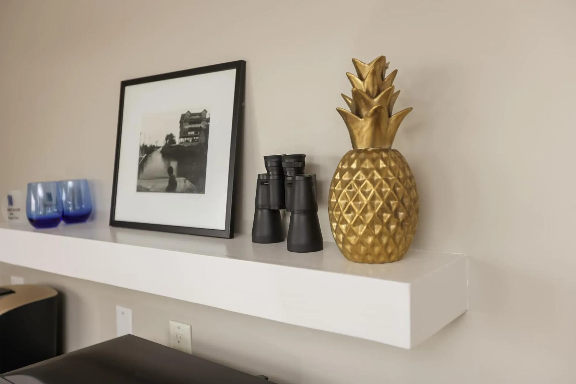 The Burrus House Inn Waterfront Suites