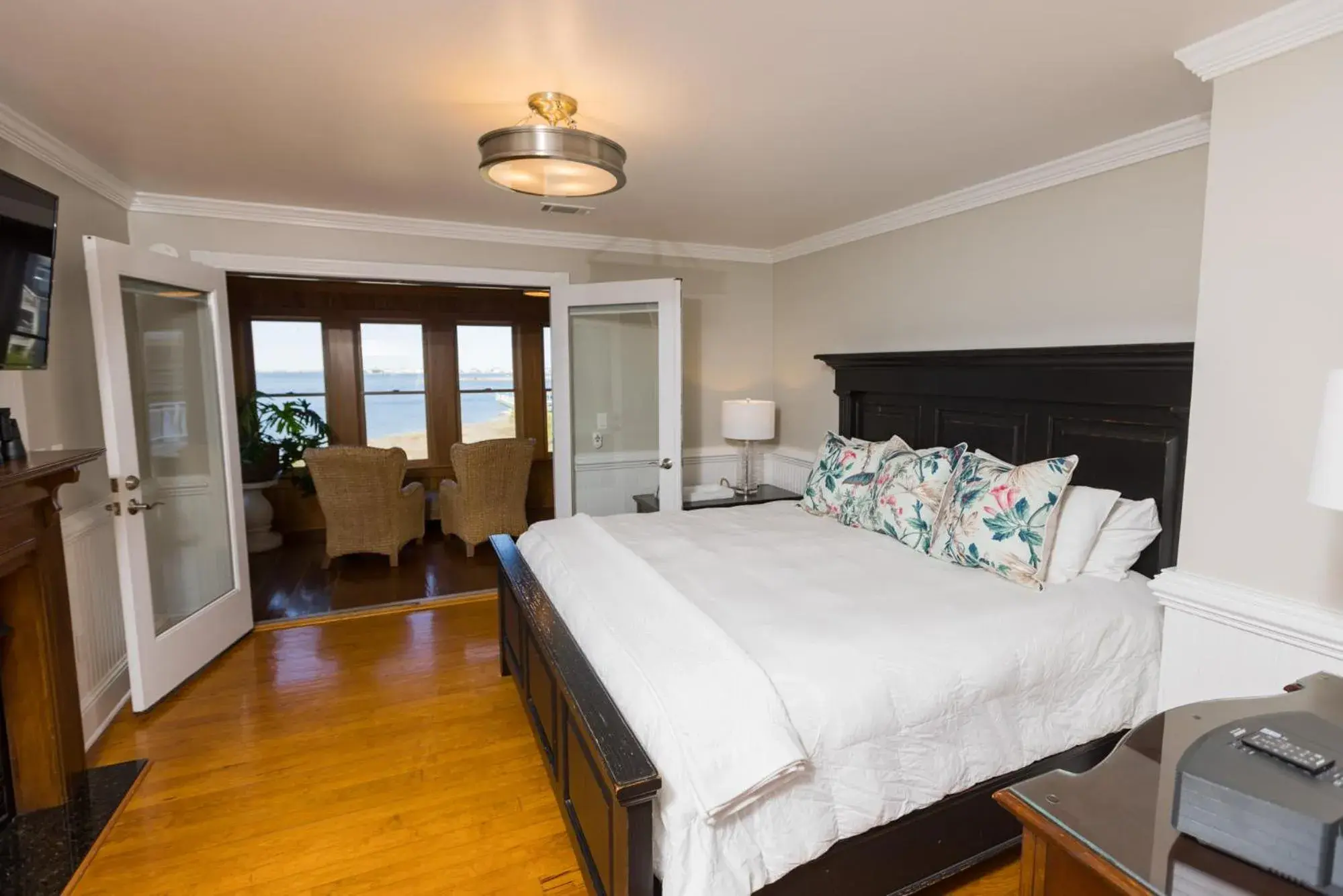 Two-Bedroom Suite in The Burrus House Inn Waterfront Suites Two-Bedroom Suite in The Burrus House Inn Waterfront Suites