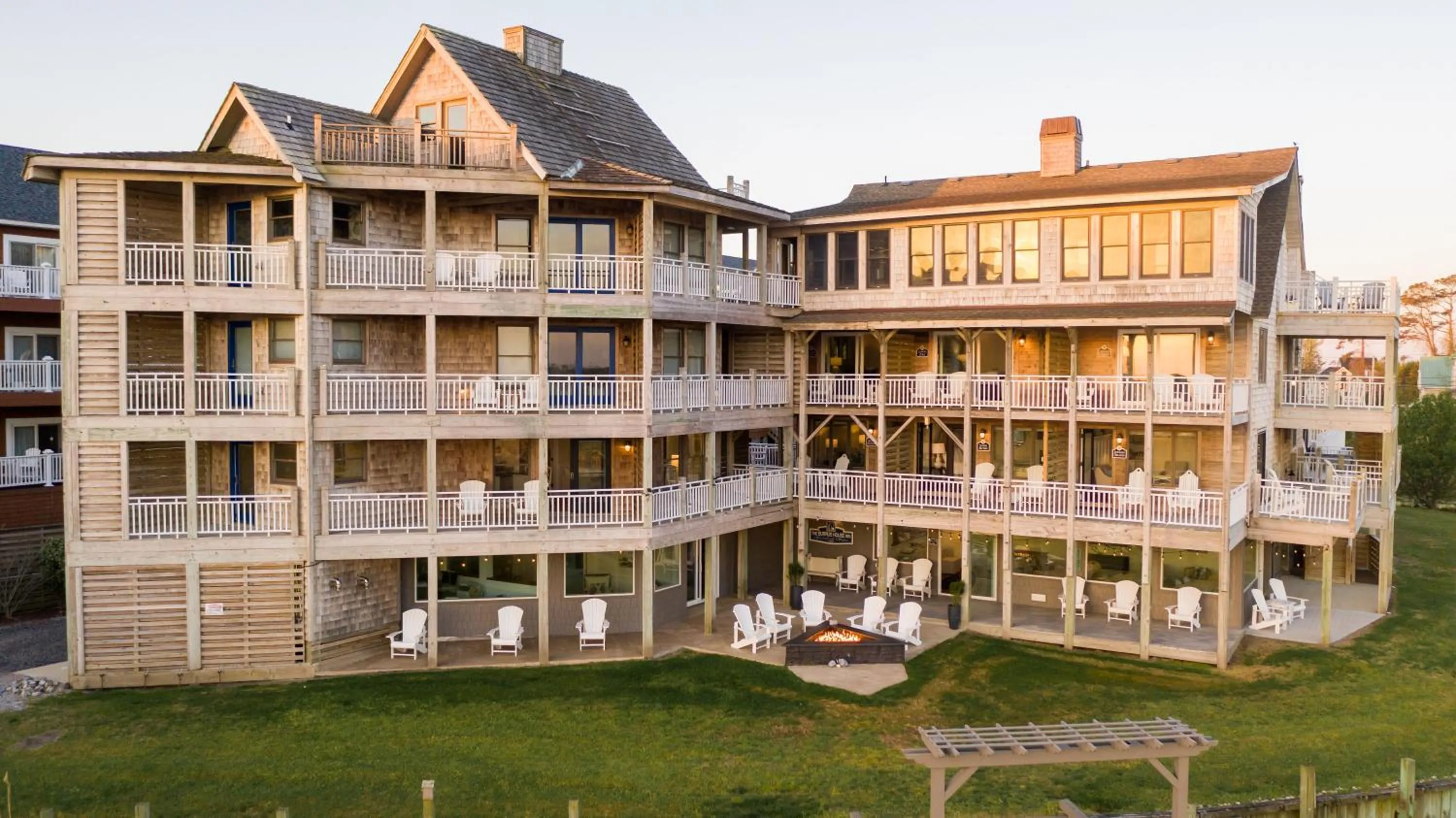 The Burrus House Inn Waterfront Suites