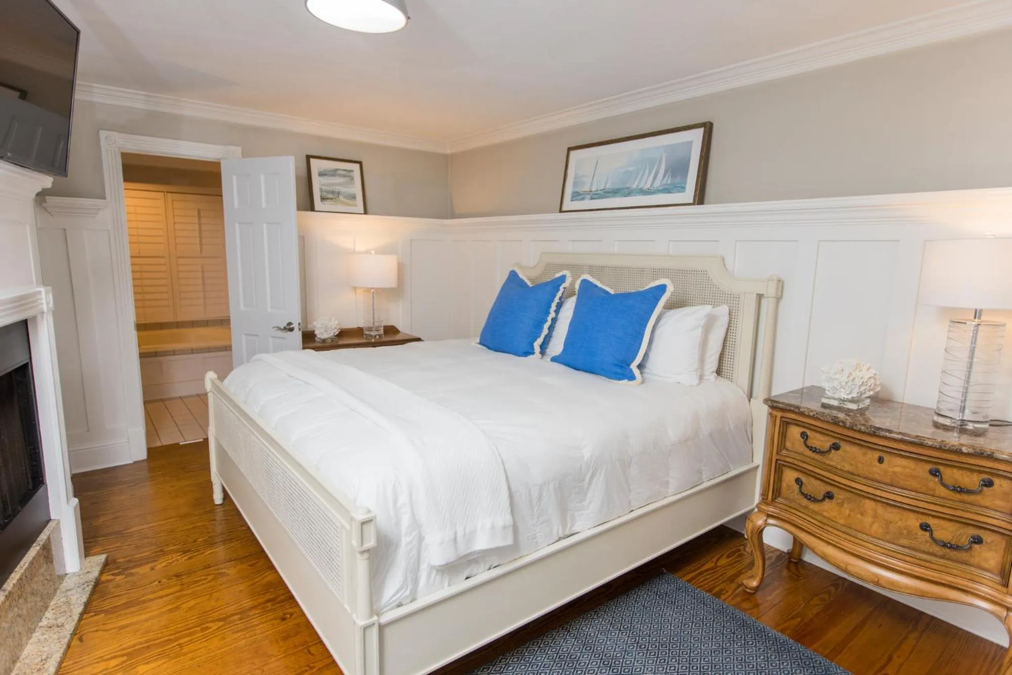 The Burrus House Inn Waterfront Suites