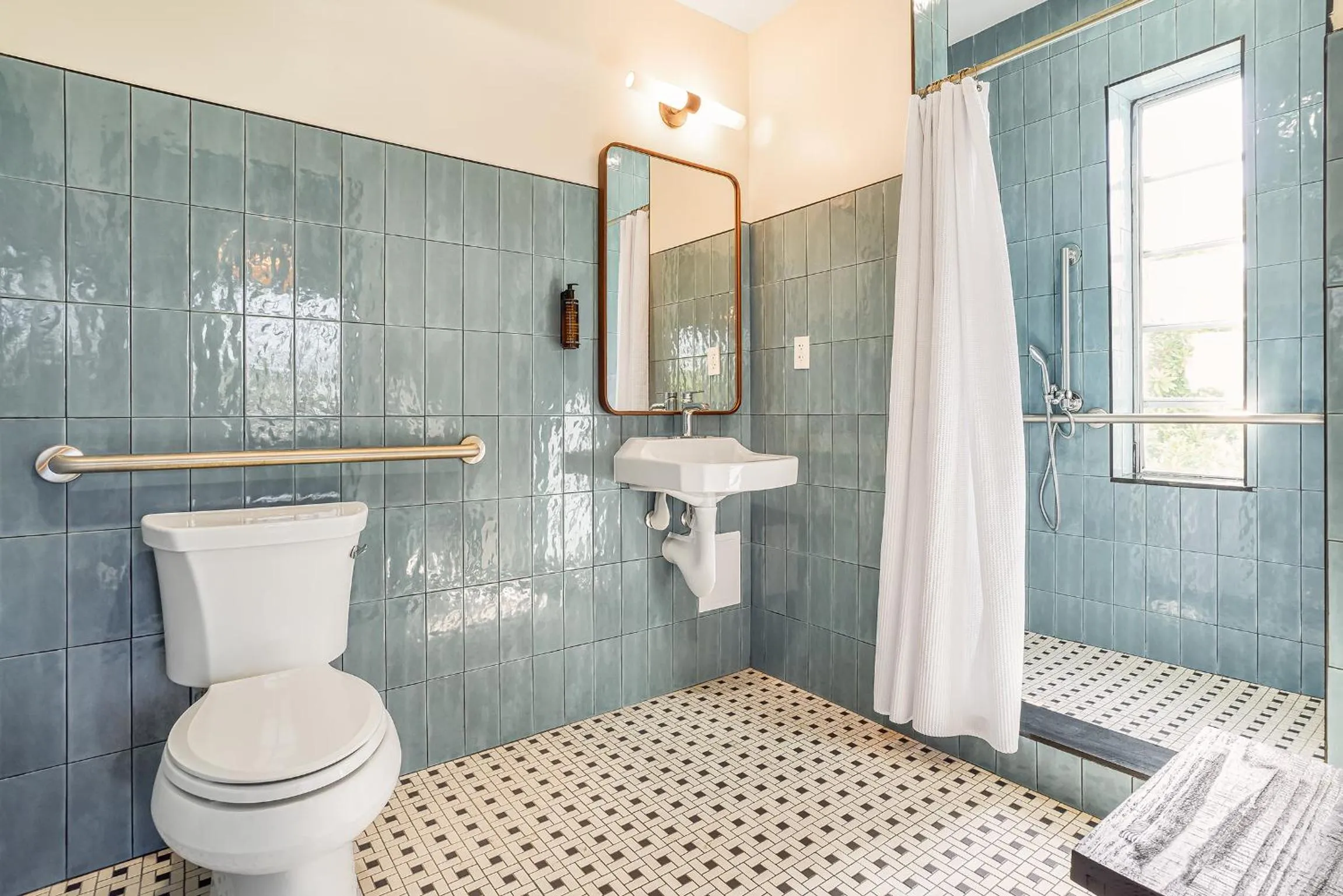 Shower in Freehand Miami