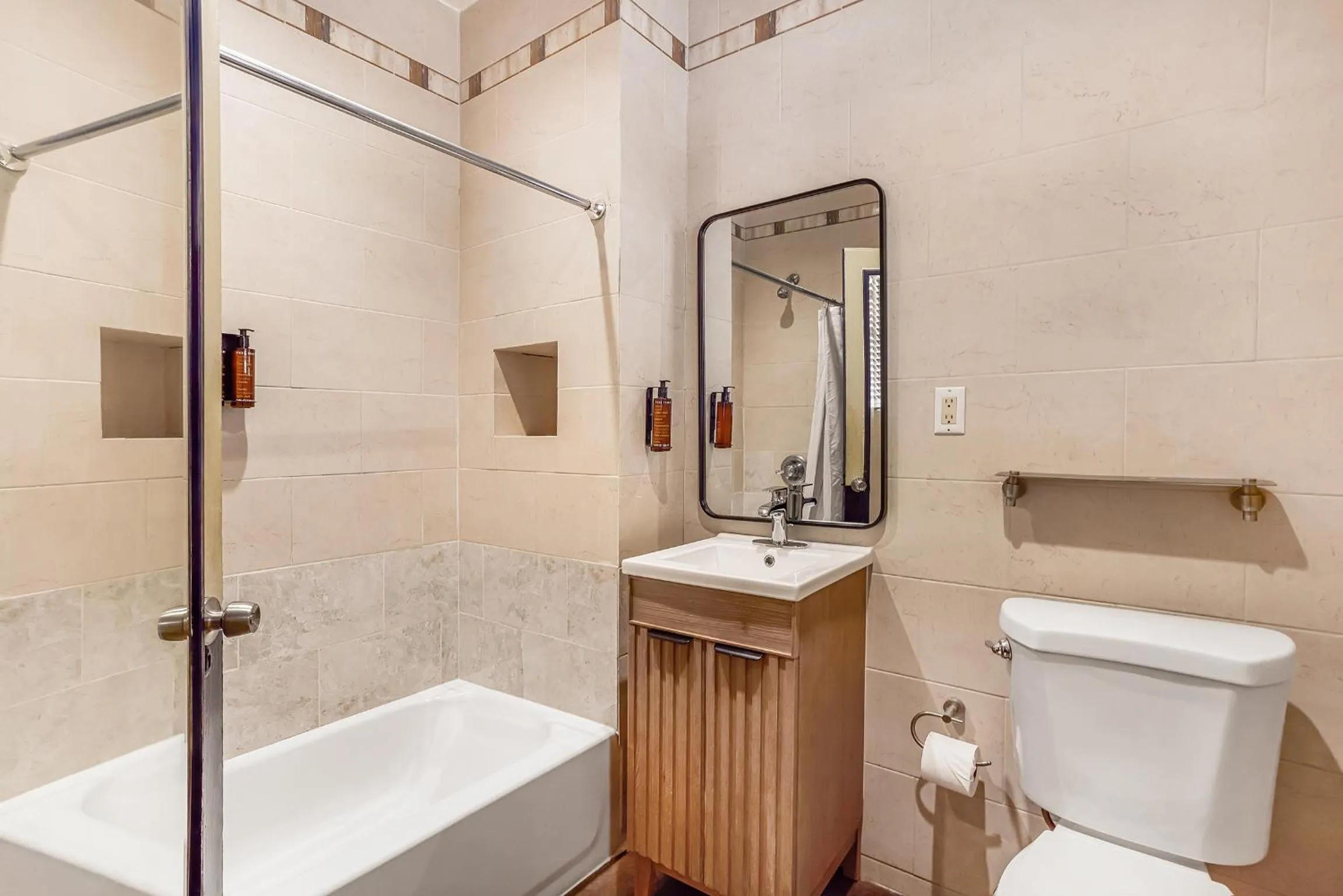 Shower in Freehand Miami