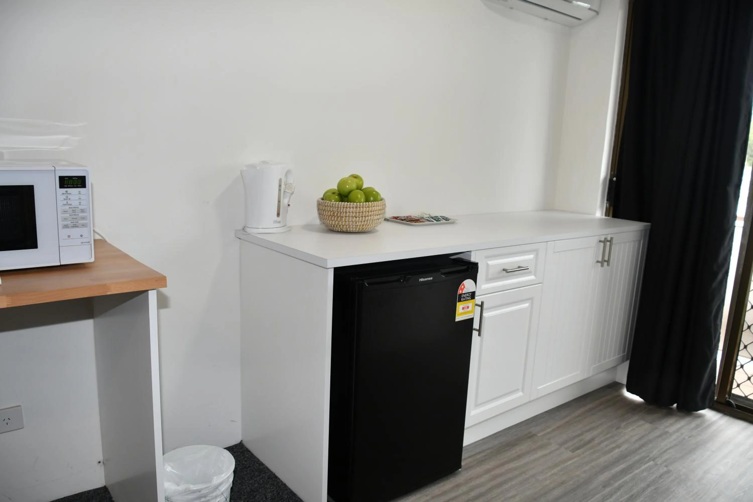 Kitchen or kitchenette in Lakeside Inn Wollongong