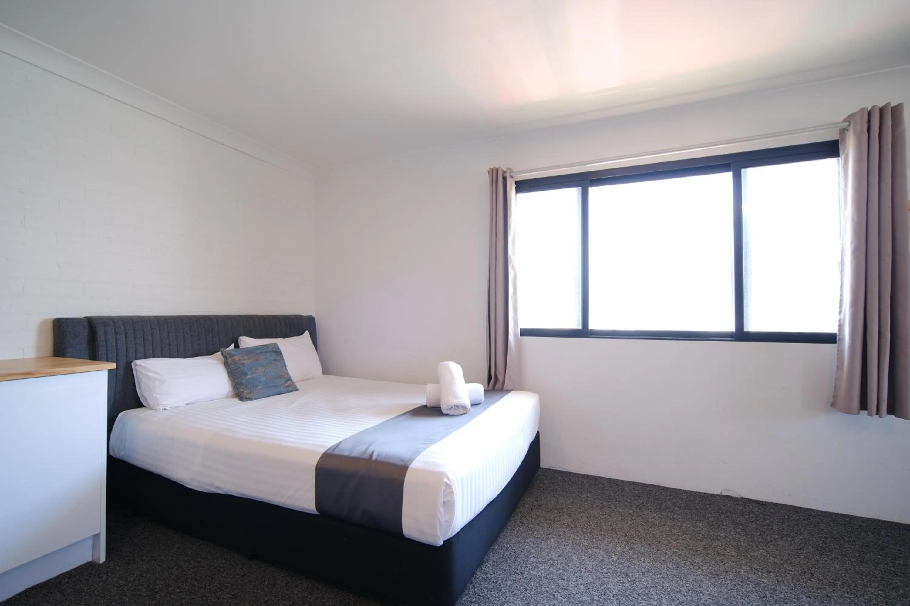 Bed in Lakeside Inn Wollongong