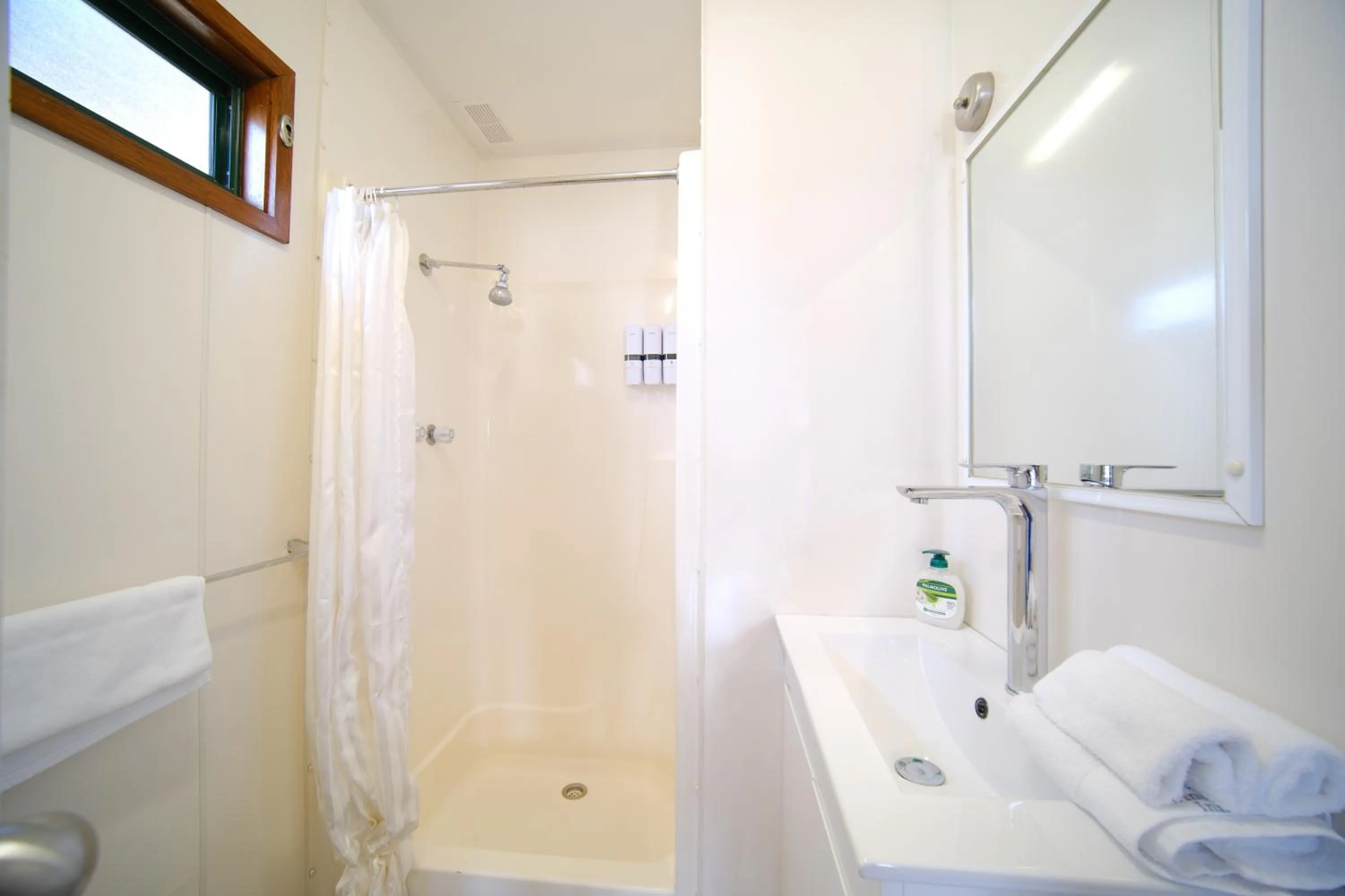 Shower in Lakeside Inn Wollongong